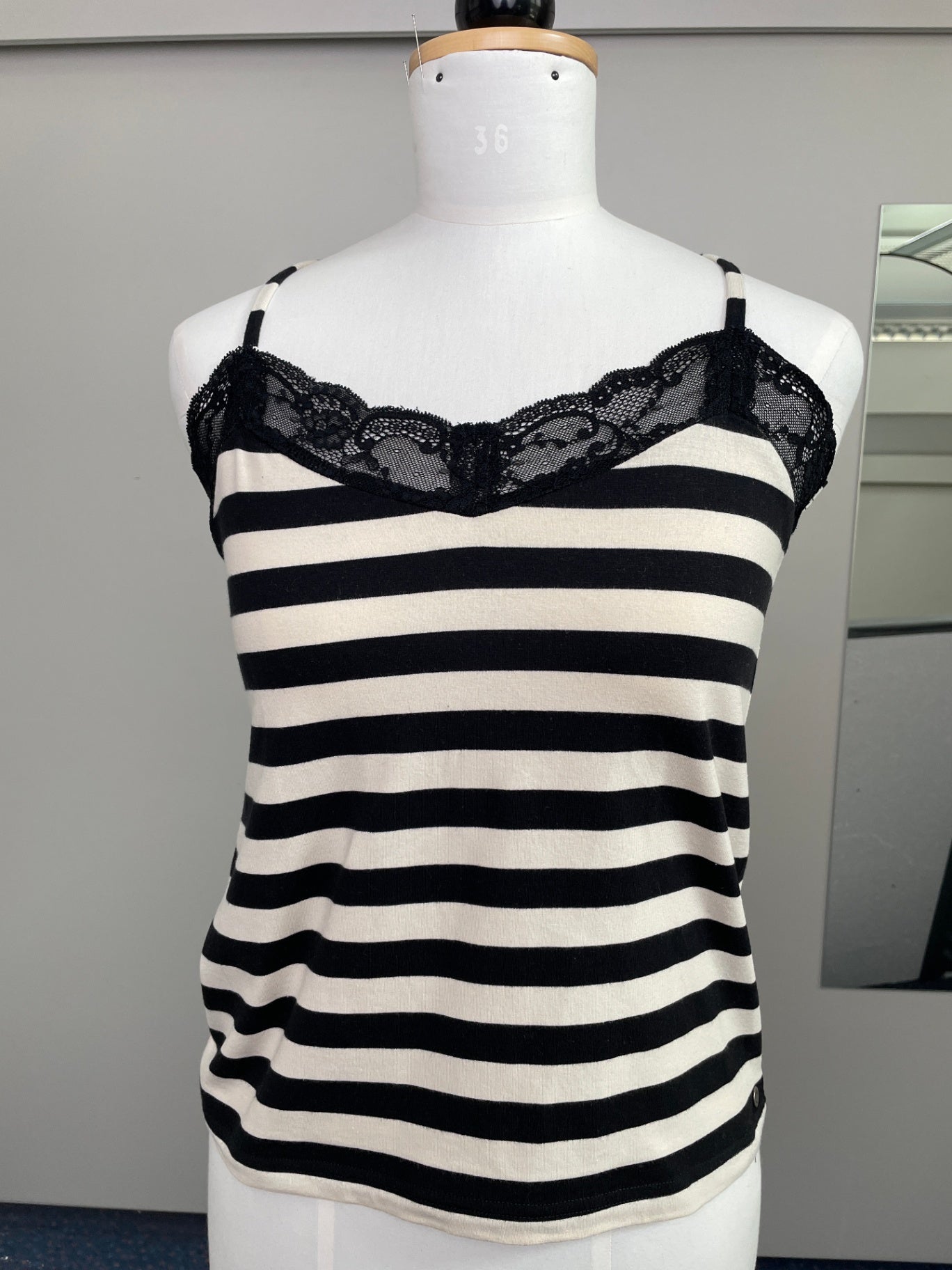 Tina | Trägertop mit Spitze | Streifen schwarz | TENCEL™ Modal/Baumwolle | Größe XS | Second Love