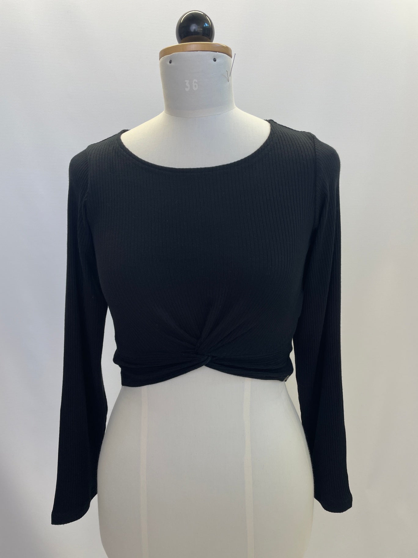 Clara | Anliegendes Croptop mit Knoten   | Rippjersey langarm | Größe: XXS  | Farbe: schwarz | Second Love