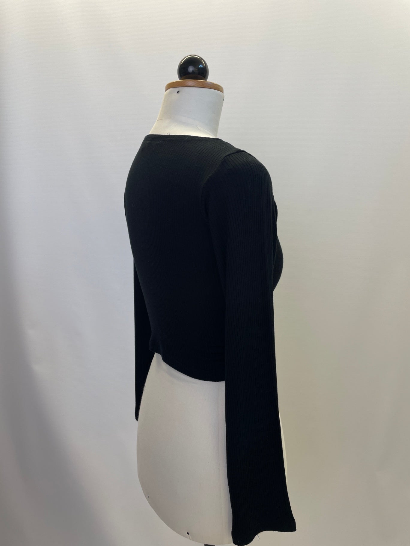 Clara | Anliegendes Croptop mit Knoten   | Rippjersey langarm | Größe: XXS  | Farbe: schwarz | Second Love