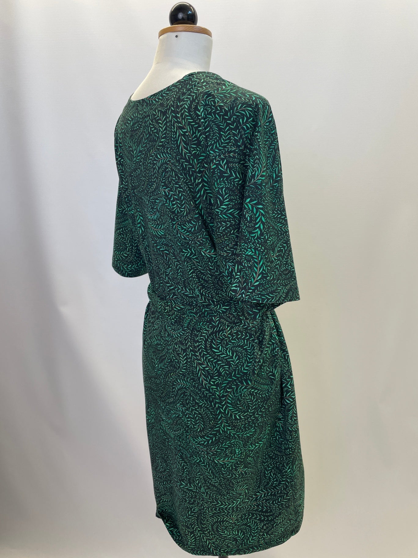 Kumi | Oversized Kimonokleid mit V-Ausschnitt | kurzarm |  Farbe: Green Leaves |  Größe: XS | Second Love