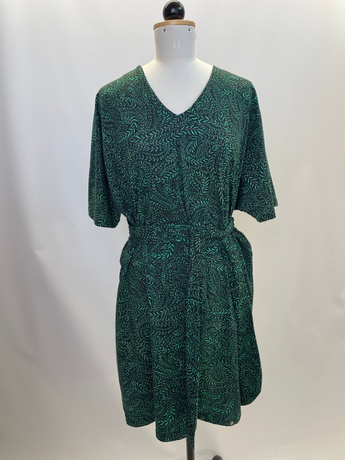 Kumi | Oversized Kimonokleid mit V-Ausschnitt | kurzarm |  Farbe: Green Leaves |  Größe: XS | Second Love