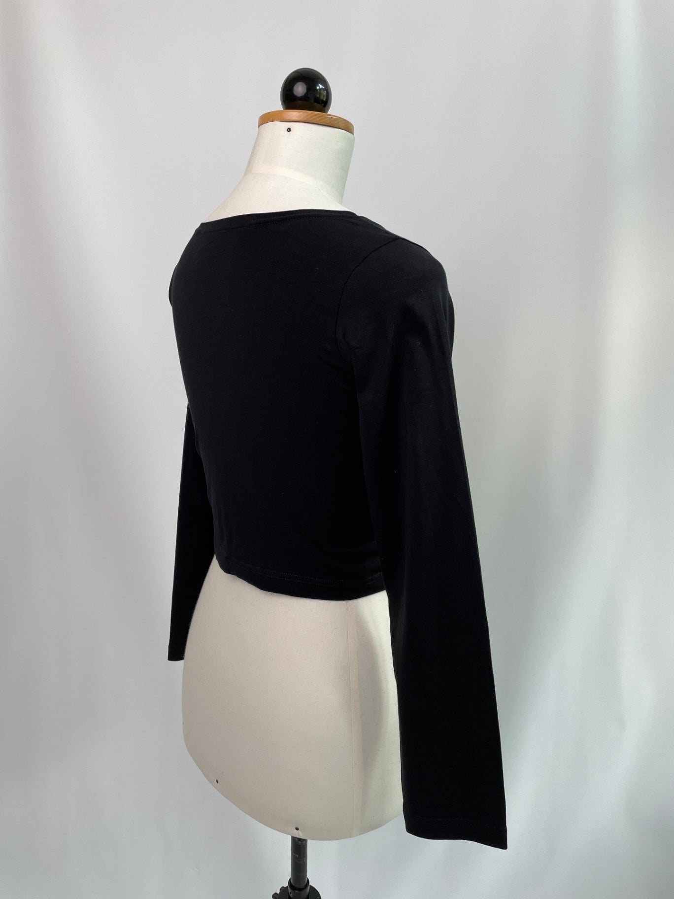 Clara | Langärmliges Croptop mit Knoten | Bio-Baumwolljersey schwarz | Größe M | Second Love