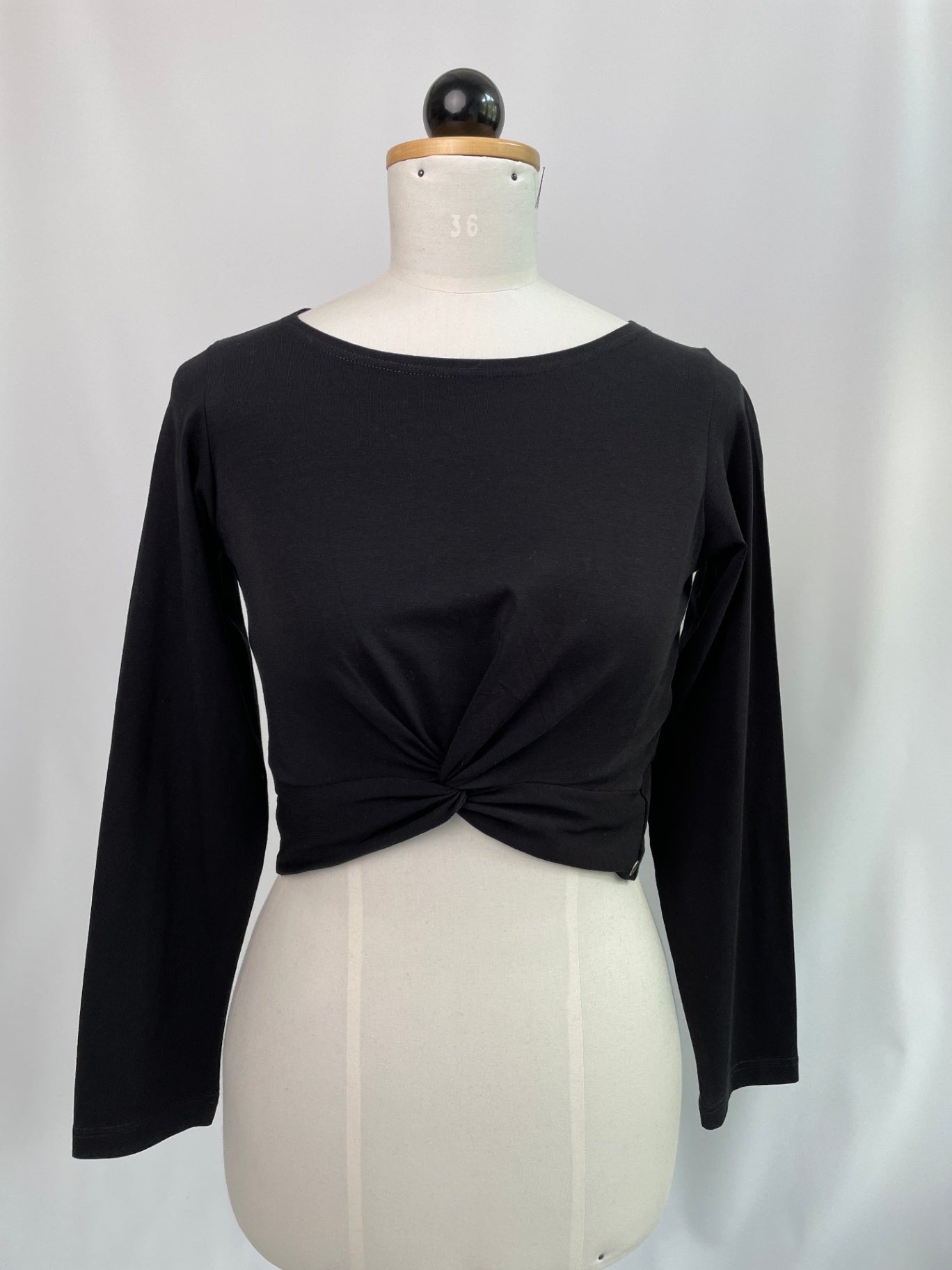Clara | Langärmliges Croptop mit Knoten | Bio-Baumwolljersey schwarz | Größe M | Second Love