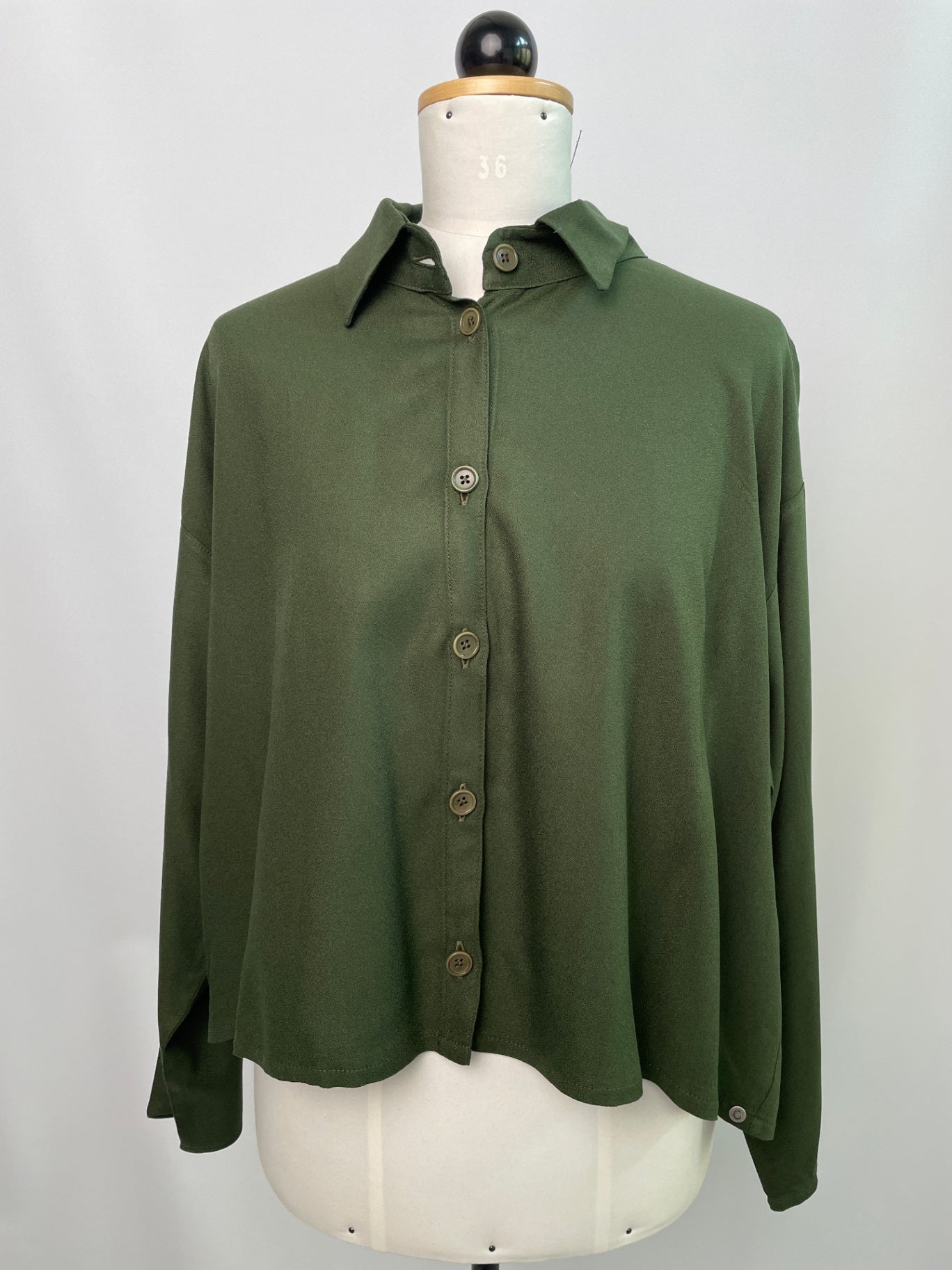 Berta | Cropped Bluse langarm | Blusenkragen | EcoVeroCrepe waldgrün | Größe XXL | Second Love