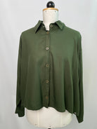 Berta | Cropped Bluse langarm | Blusenkragen | EcoVeroCrepe waldgrün | Größe XXL | Second Love