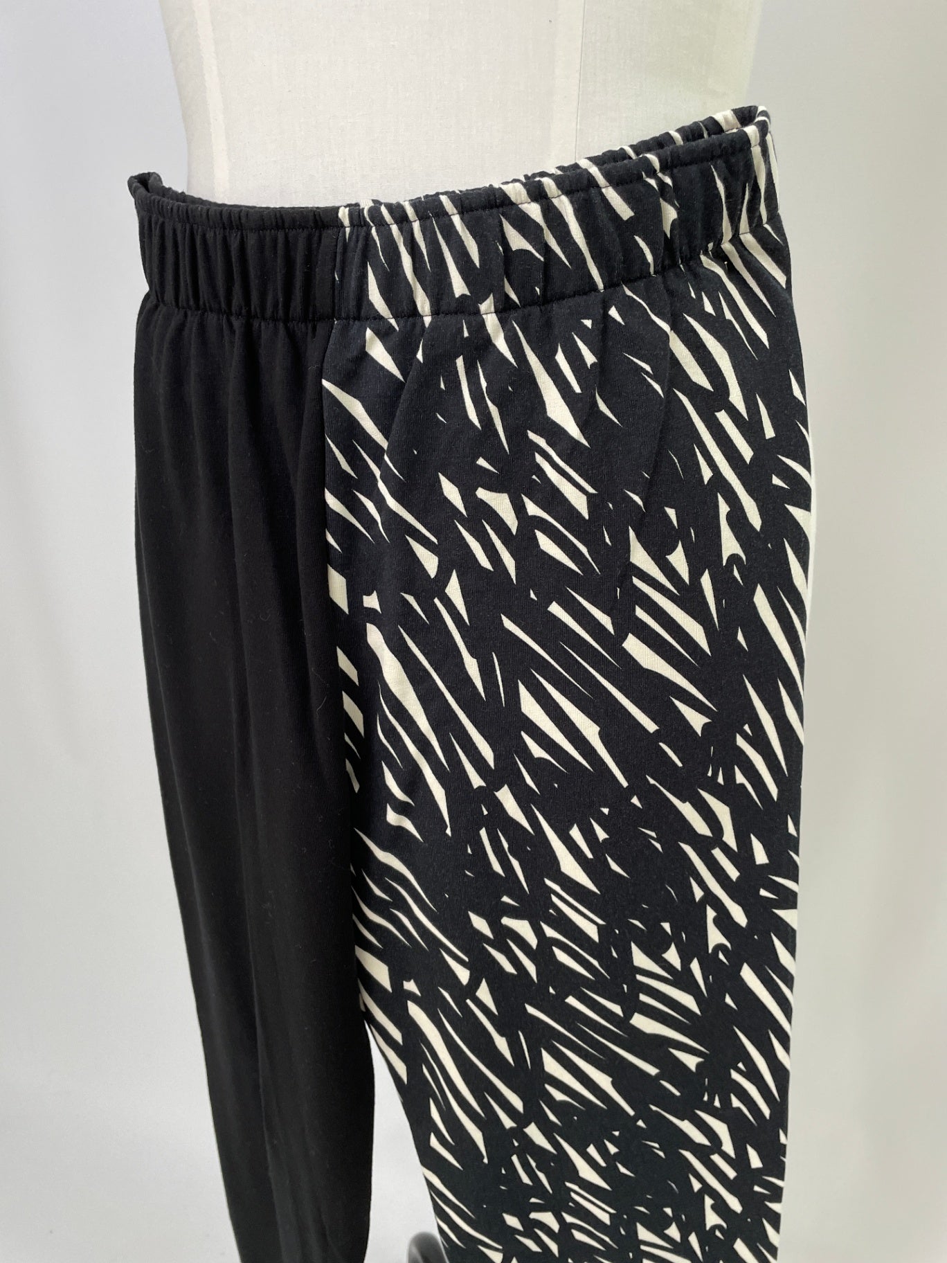 Lea | Leggins | ein Bein Tencelsweat schwarz/ein Bein Kritzelkratzel | Größe S | Second Love