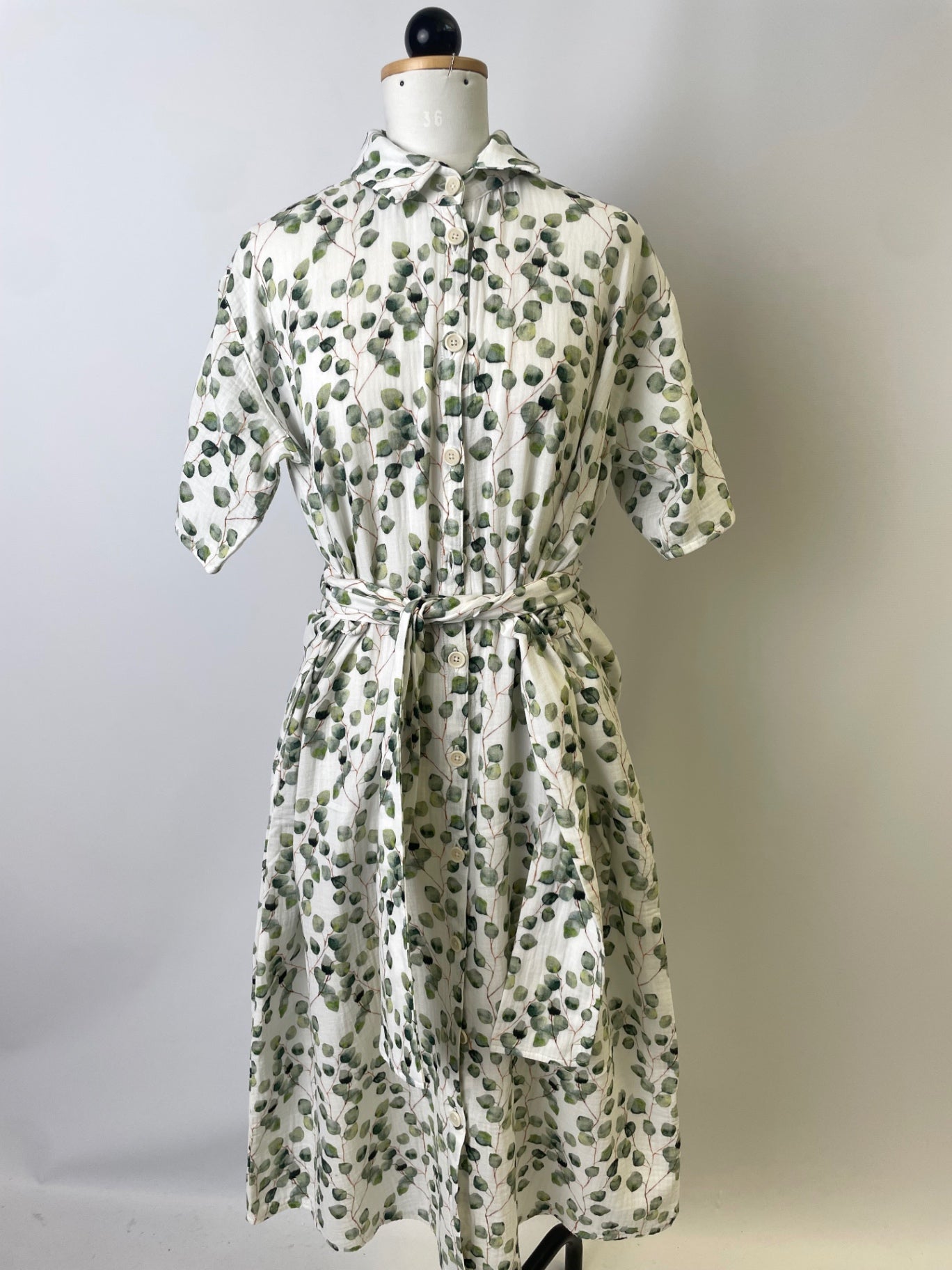 Briana | Oversized Blusenkleid mit Blusenkragen & Taschen | Musselin Eukalyptus print | Größe XS | Second Love