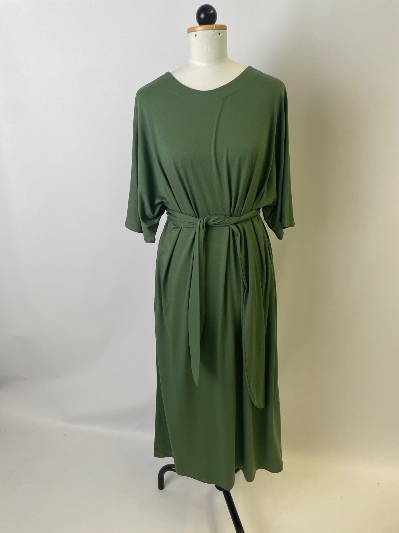Francis | Langes oversized Kleid mit tiefem Ausschnitt | kurzarm | Tenceljersey moos | Größe XXL | Second Love
