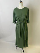 Francis | Langes oversized Kleid mit tiefem Ausschnitt | kurzarm | Tenceljersey moos | Größe XXL | Second Love