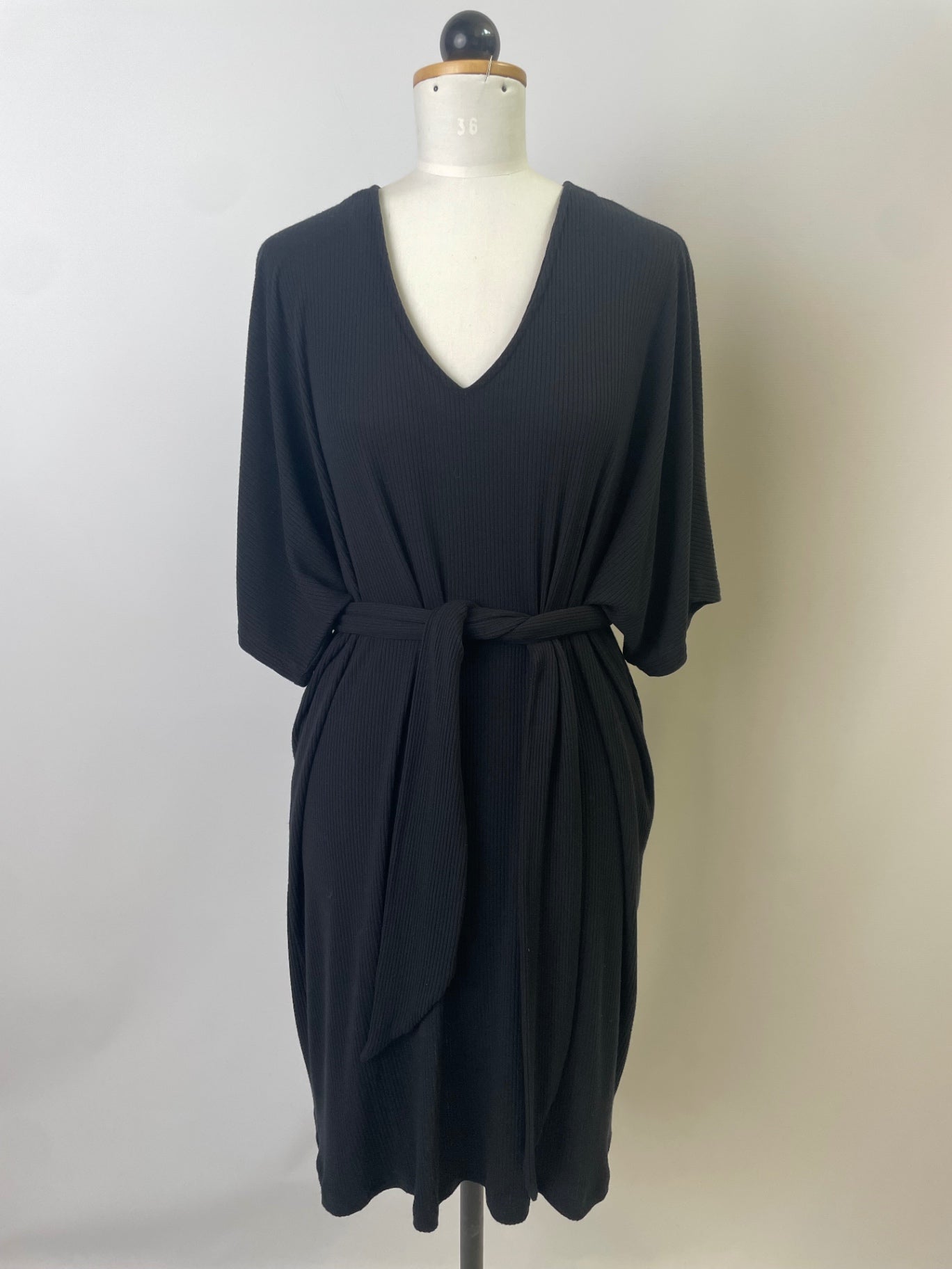 Kurzärmliges Kleid Kumi | Oversized mit V-Ausschnitt | Rippjersey schwarz | Größe S | Second Love