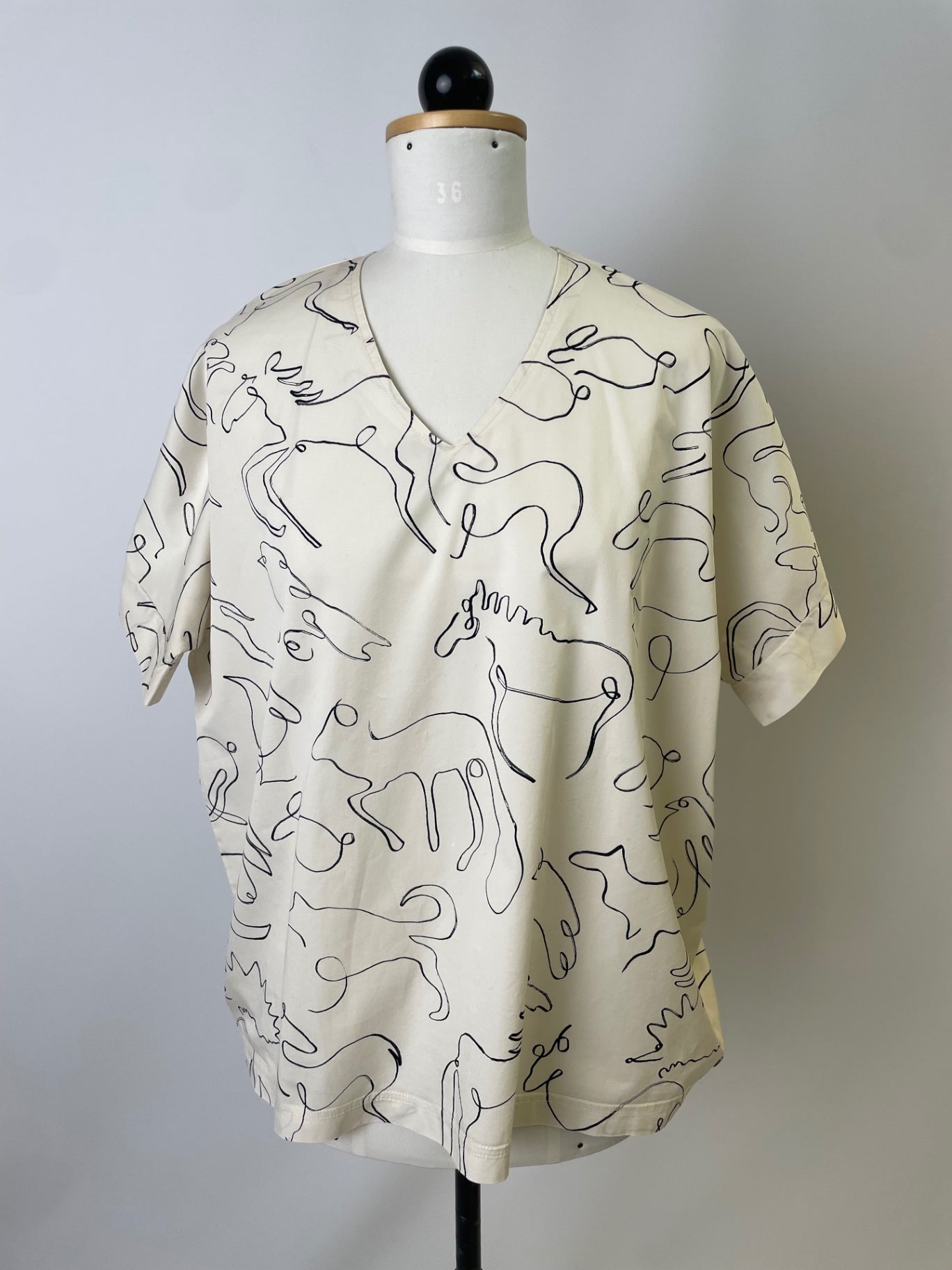 Ophelia | Oversized Oberteil mit V-Ausschnitt | Designer Deadstock | Größe L | Second Love