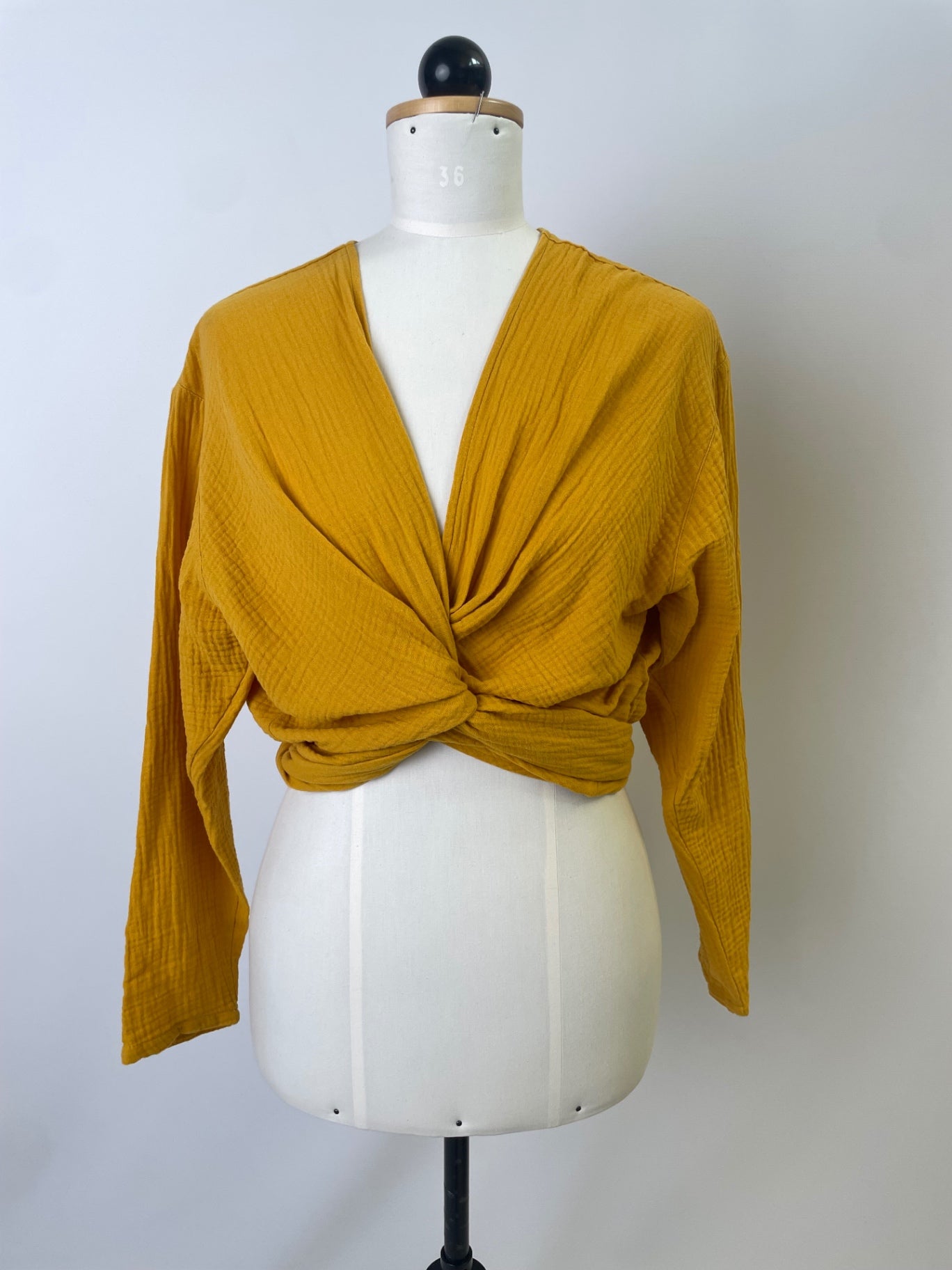Langärmlige Bluse Winja | Vielseitige Wickelbluse | Musselin senfgelb | Größe 1 | Second love