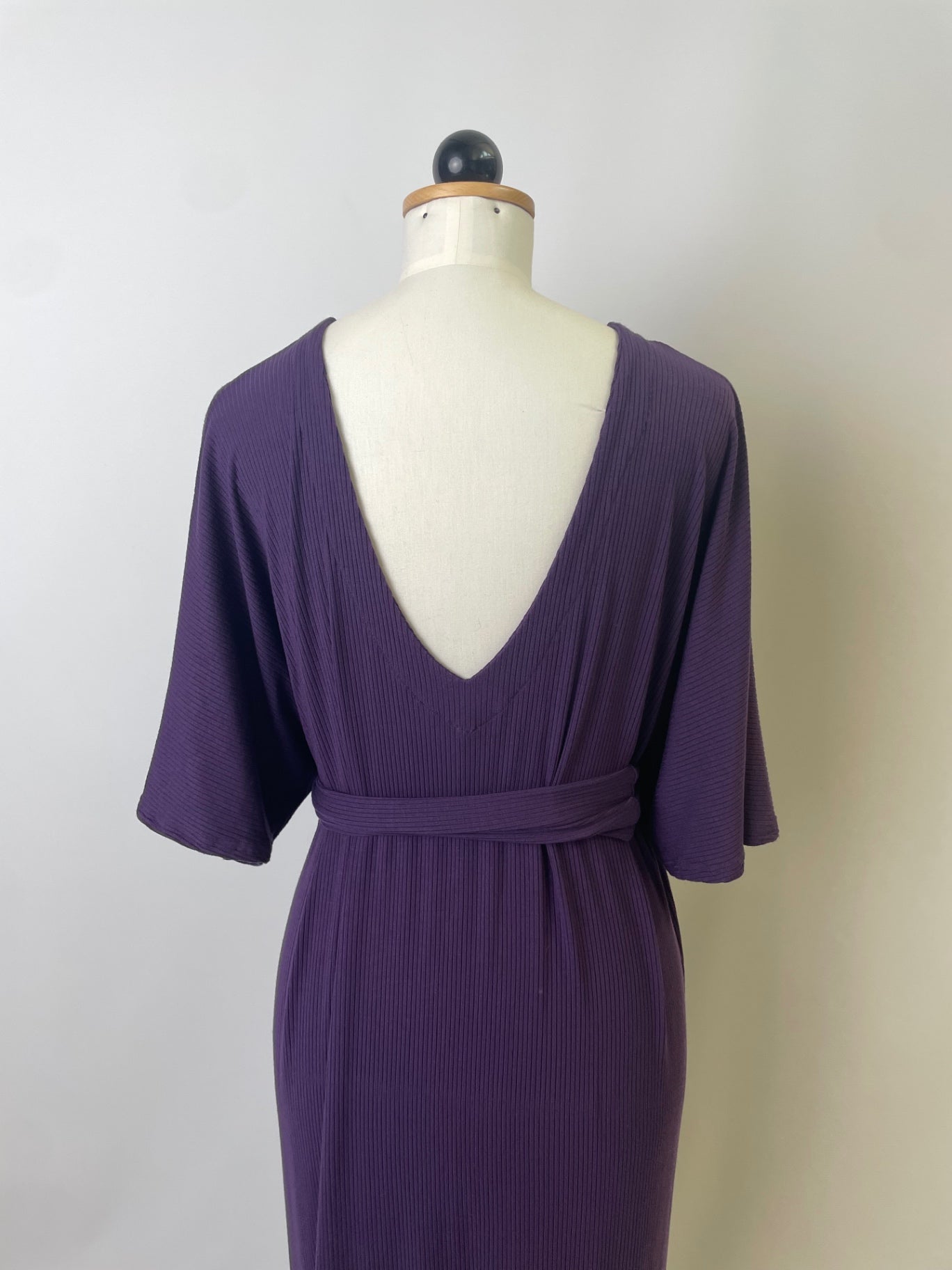 Francis | Langes oversized Kleid mit tiefem Ausschnitt | Rippjersey lila | Größe XL | Second Love