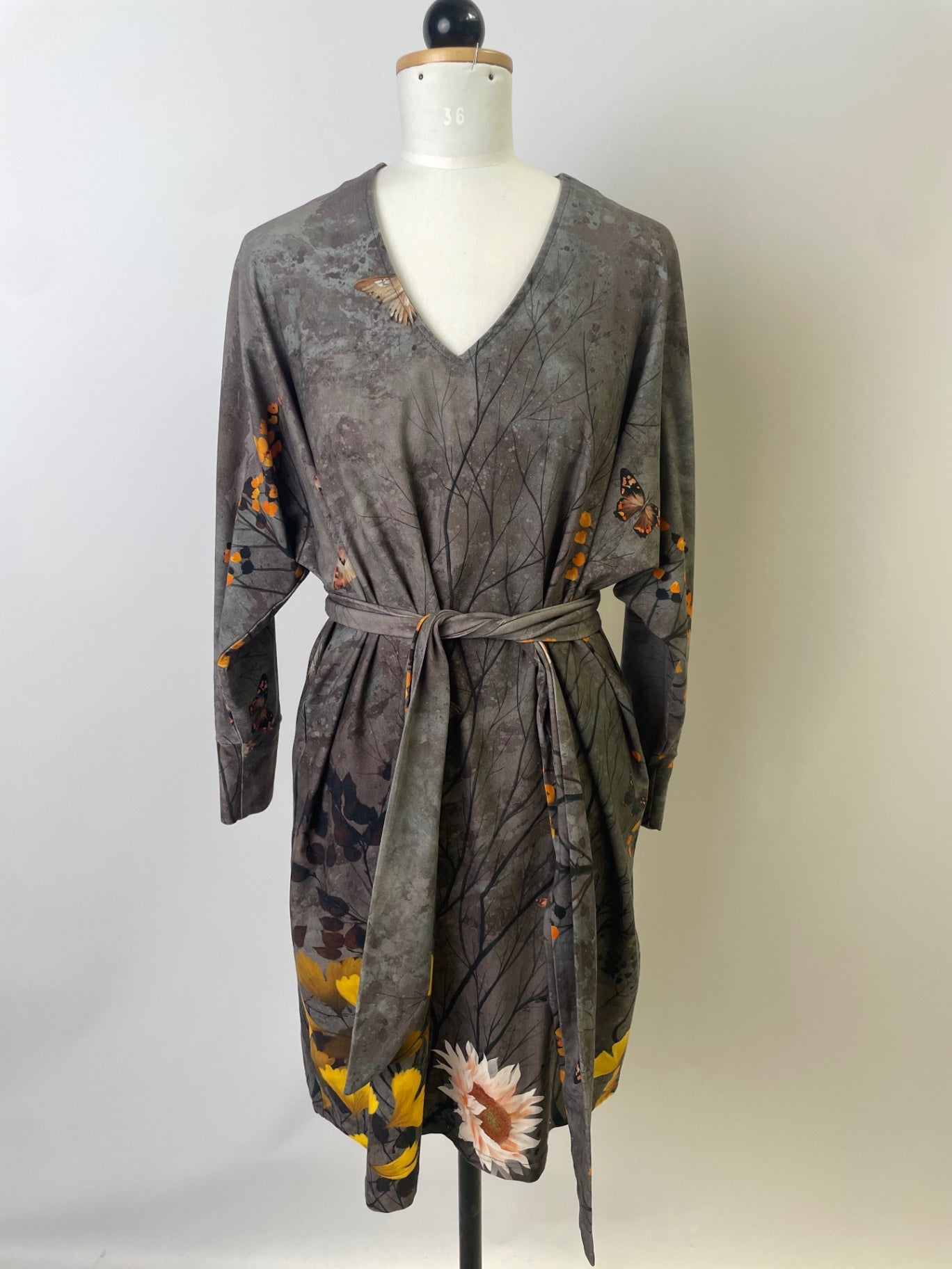 Langärmliges Kleid Kumi | Oversized mit V-Ausschnitt | Autumn Meadow | Größe S | Second Love