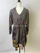 Langärmliges Kleid Kumi | Oversized mit V-Ausschnitt | Autumn Meadow | Größe S | Second Love
