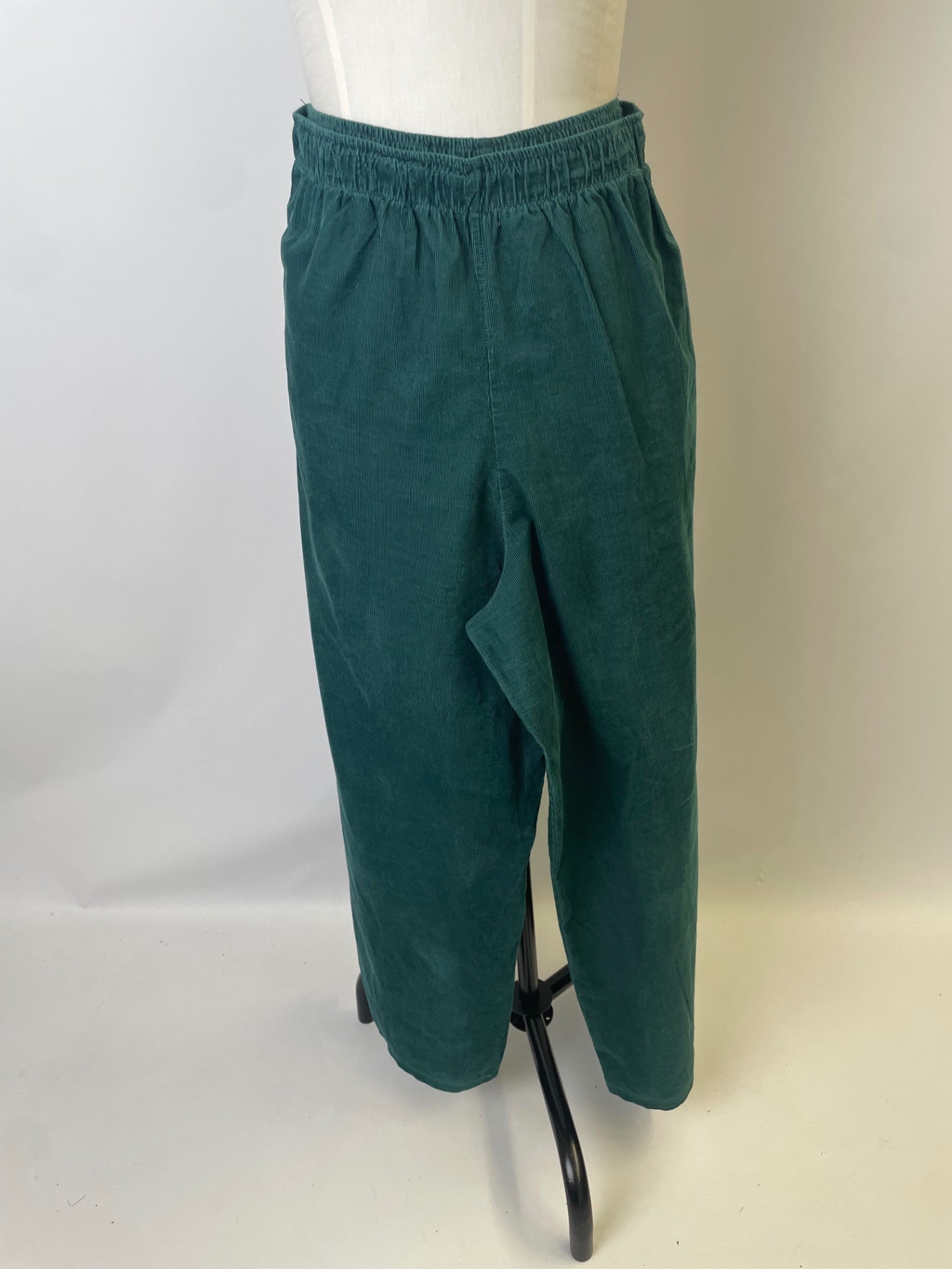 Marlene | Hose im Marlene-Stil und Gummibund | Babycord smaragd | Größe 3XL | Second Love