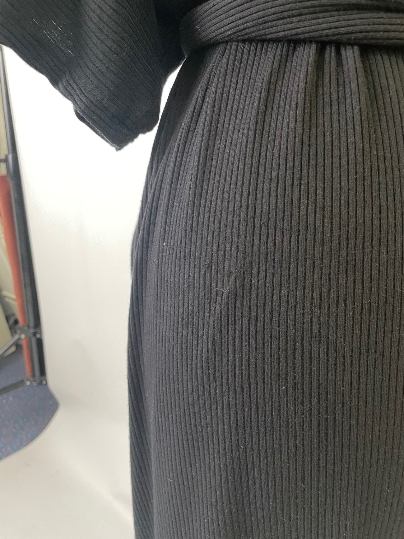 Kurzärmliges Kleid Kumi | Oversized mit V-Ausschnitt | Rippjersey schwarz | Größe S | Second Love