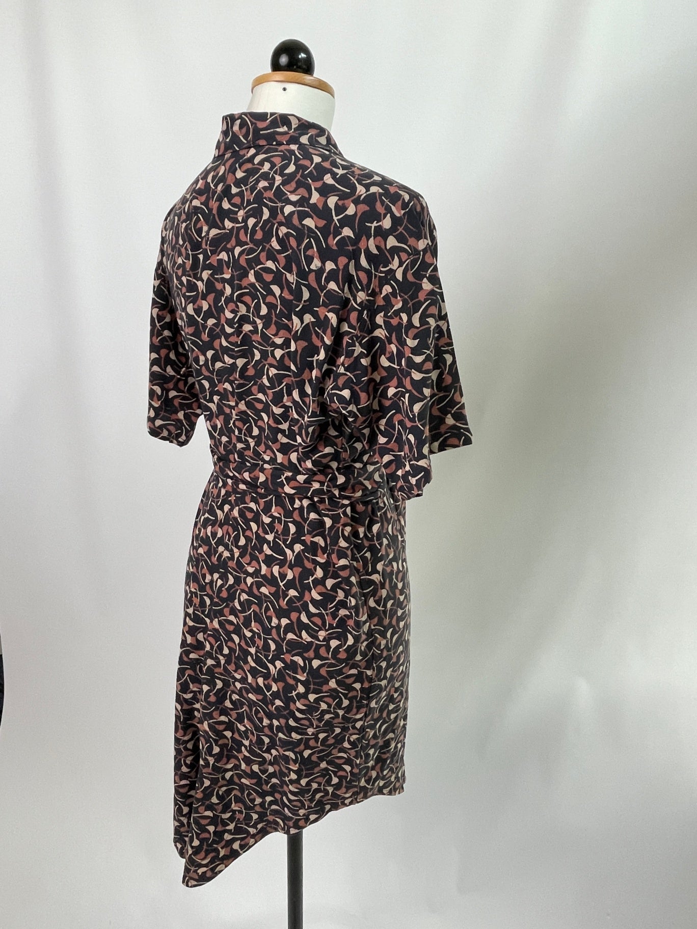 Bonnie | Kurzärmliges Bluse mit rundem Saum und Blusenkragen | nicht elastisches Muster | Windy maple | Größe S | +15 cm | mit Gürtel | Second Love