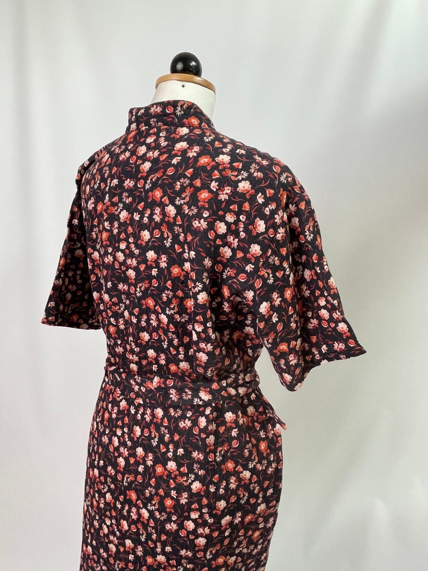 Briana | Kurzärmliges Blusenkleid mit Stehkragen | Musselin Wiesenblumen | Größe M | - 8cm | Second Love