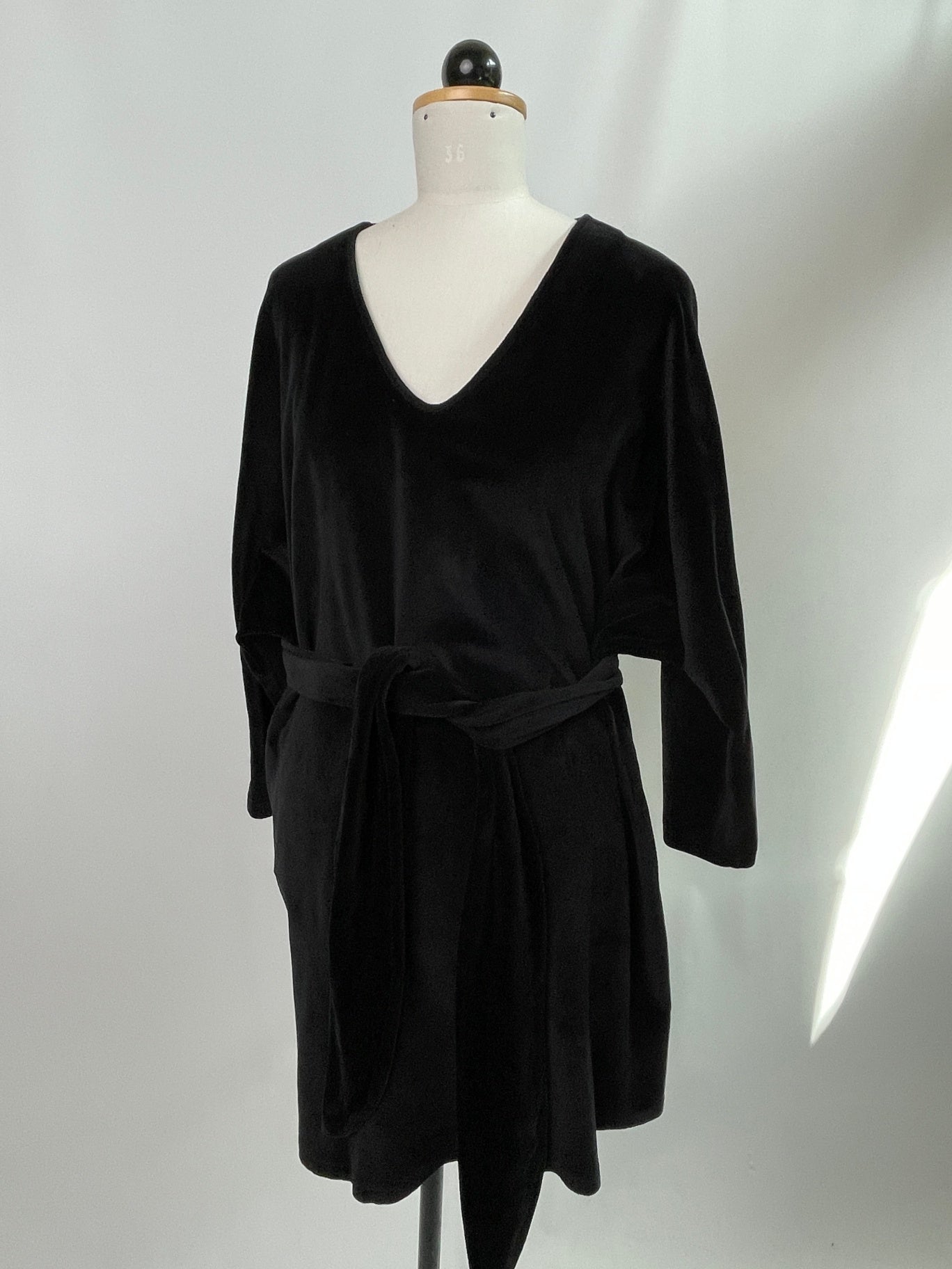 Kumi | Langärmliges Kimonokleid | Velvet schwarz | Größe XL | Ärmel gekürzt (ohne Bündchen) | Second Love