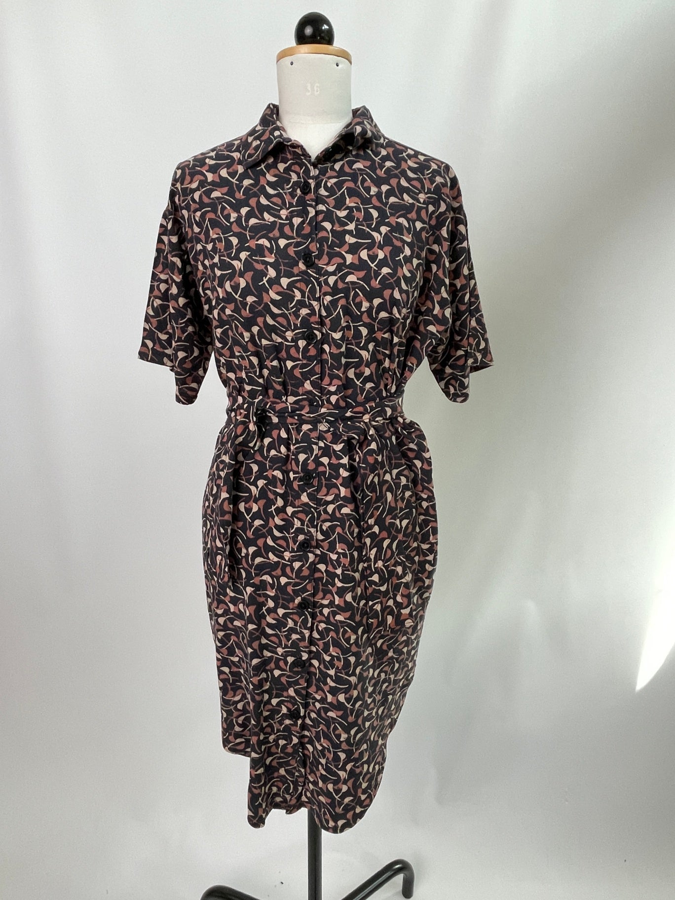 Bonnie | Kurzärmliges Bluse mit rundem Saum und Blusenkragen | nicht elastisches Muster | Windy maple | Größe S | +15 cm | mit Gürtel | Second Love