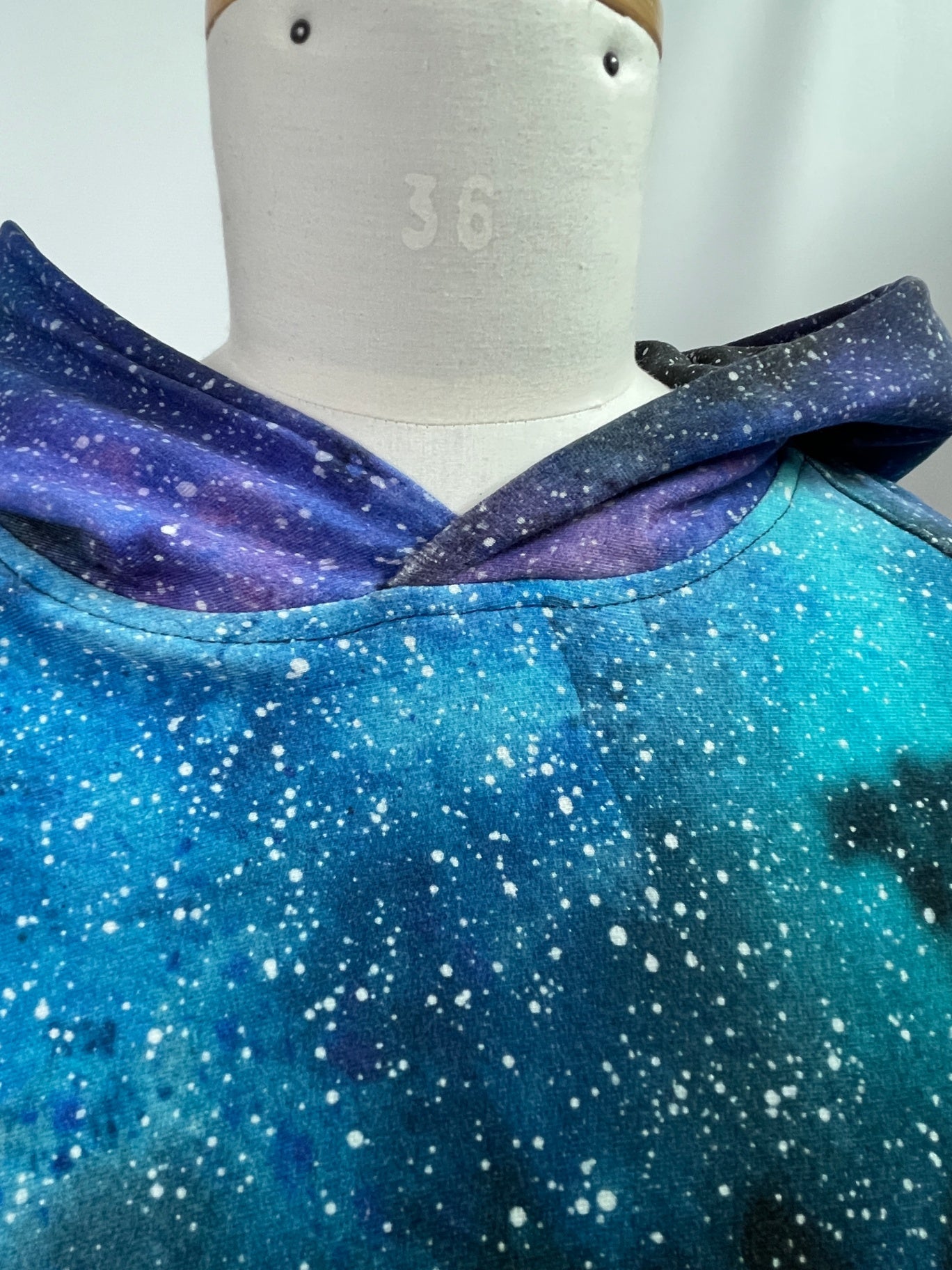 Henriette | Hoodiekleid mit Raglanärmel | Muster Galaxy mit Wald | Größe M |  Second Love