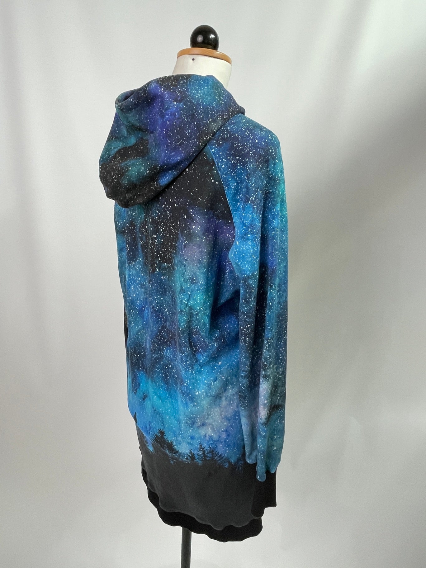 Henriette | Hoodiekleid mit Raglanärmel | Muster Galaxy mit Wald | Größe M |  Second Love
