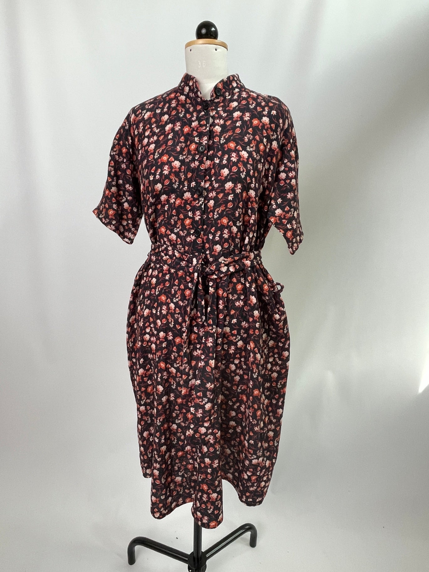 Briana | Kurzärmliges Blusenkleid mit Stehkragen | Musselin Wiesenblumen | Größe M | - 8cm | Second Love