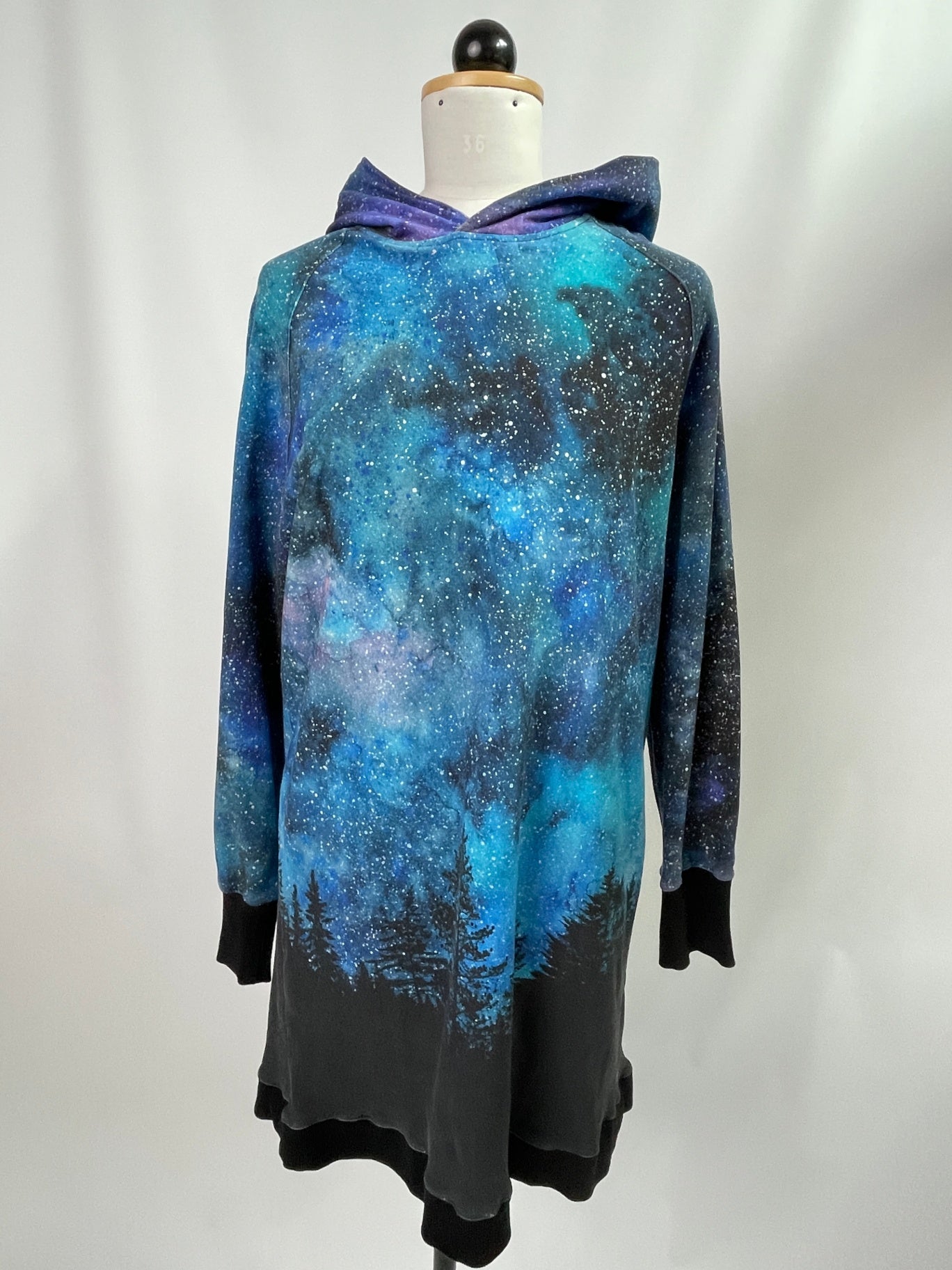 Henriette | Hoodiekleid mit Raglanärmel | Muster Galaxy mit Wald | Größe M |  Second Love