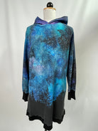Henriette | Hoodiekleid mit Raglanärmel | Muster Galaxy mit Wald | Größe M |  Second Love