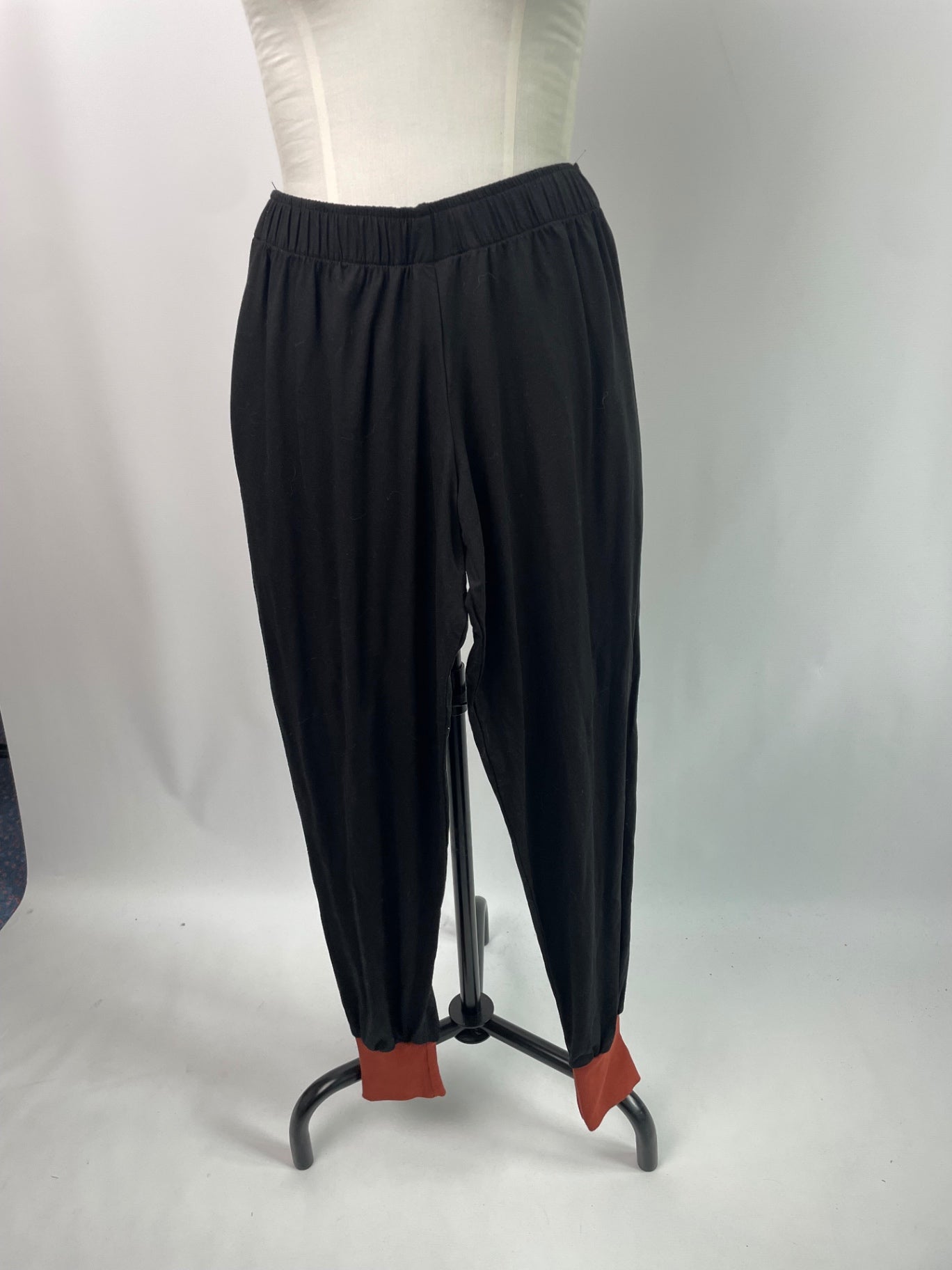 Sarah | Sweatpants | Tencelsweat schwarz B: rostrot | Größe M mit Sonderlängen