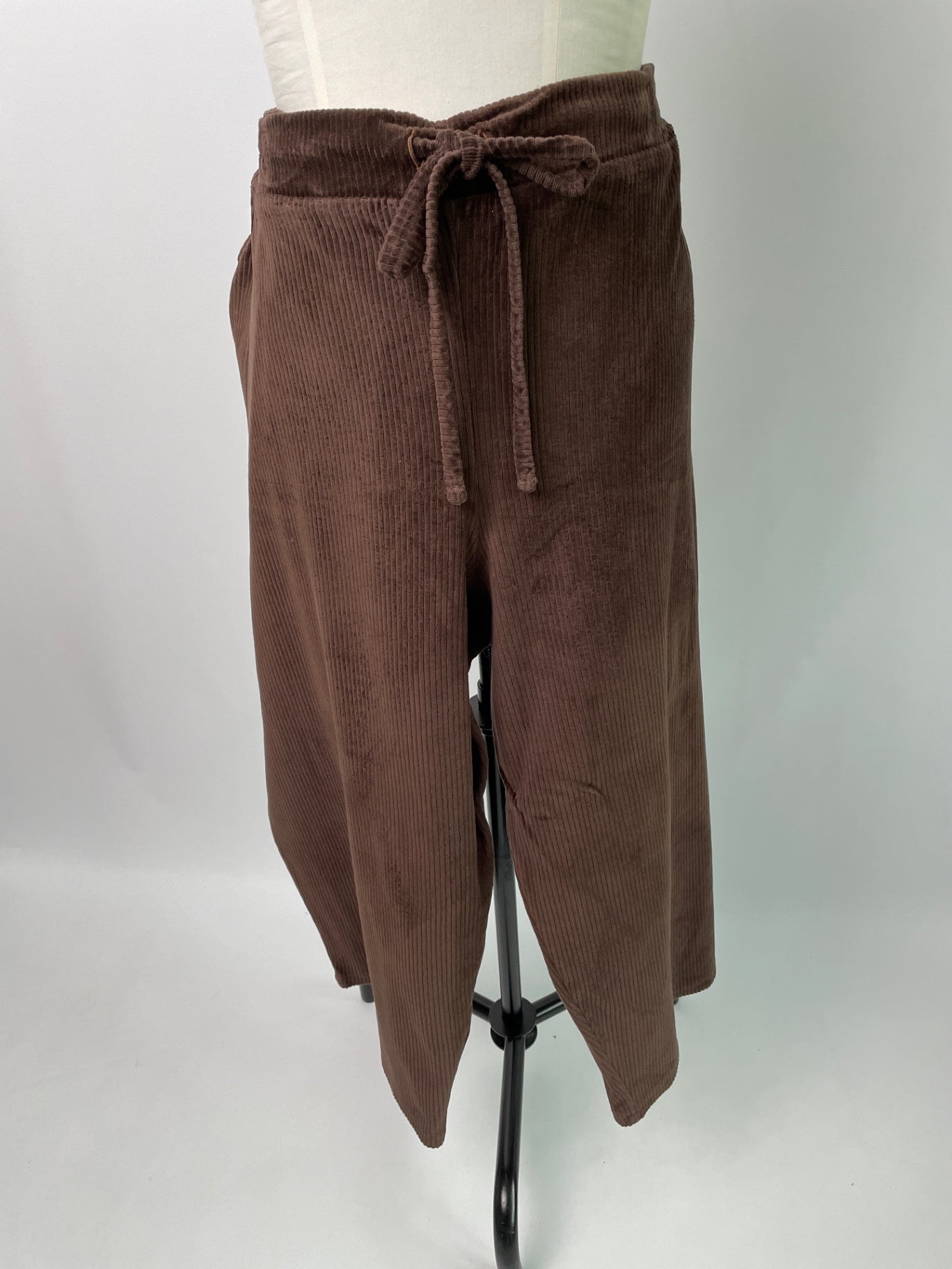 Holly | Hose mit schmalem Bein | Velvet-Cord braun | Größe: 5XL -7cm | Second Love