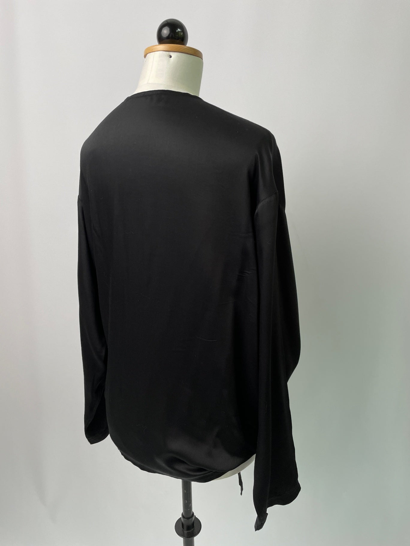Winja | Vielseitige Wickelbluse | Langarm | EcoVero Satin Schwarz | Größe: 3 | Second Love