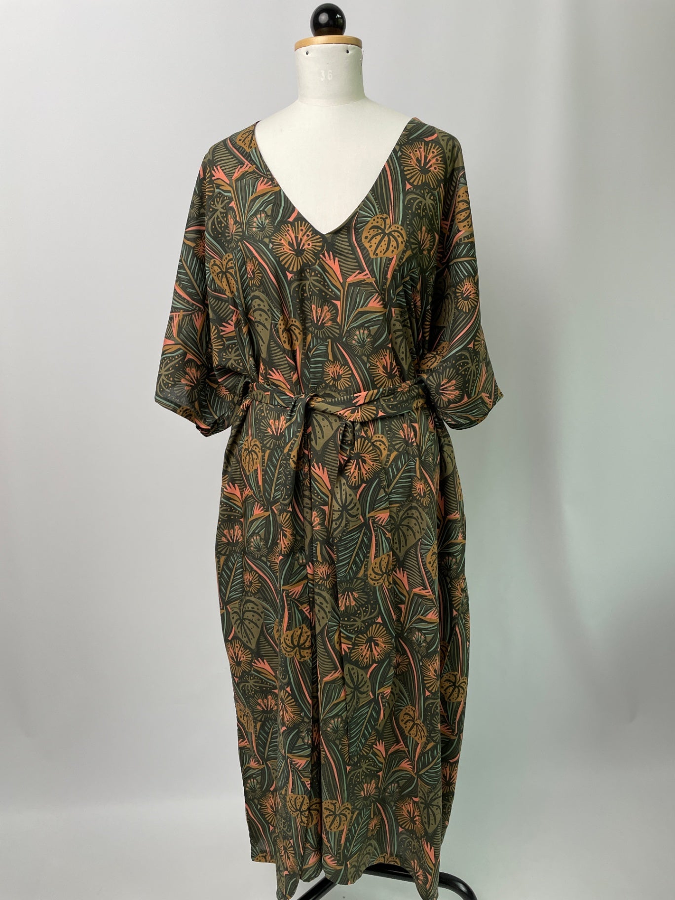 Francis | Kurzärmliges Kleid mit tiefem Ausschnitt | Muster nicht elastisch | Retro Plants | Größe 4XL |  Second Love