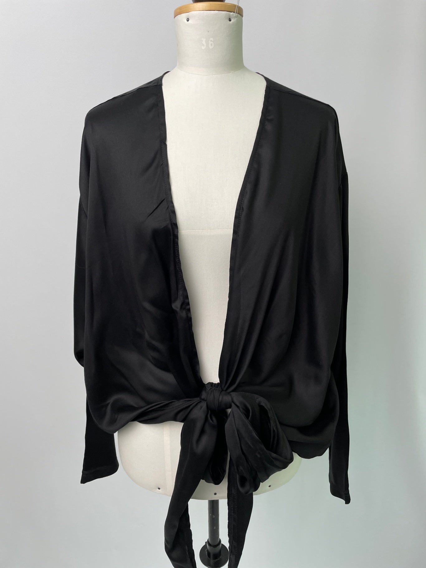 Winja | Vielseitige Wickelbluse | Langarm | EcoVero Satin Schwarz | Größe: 3 | Second Love