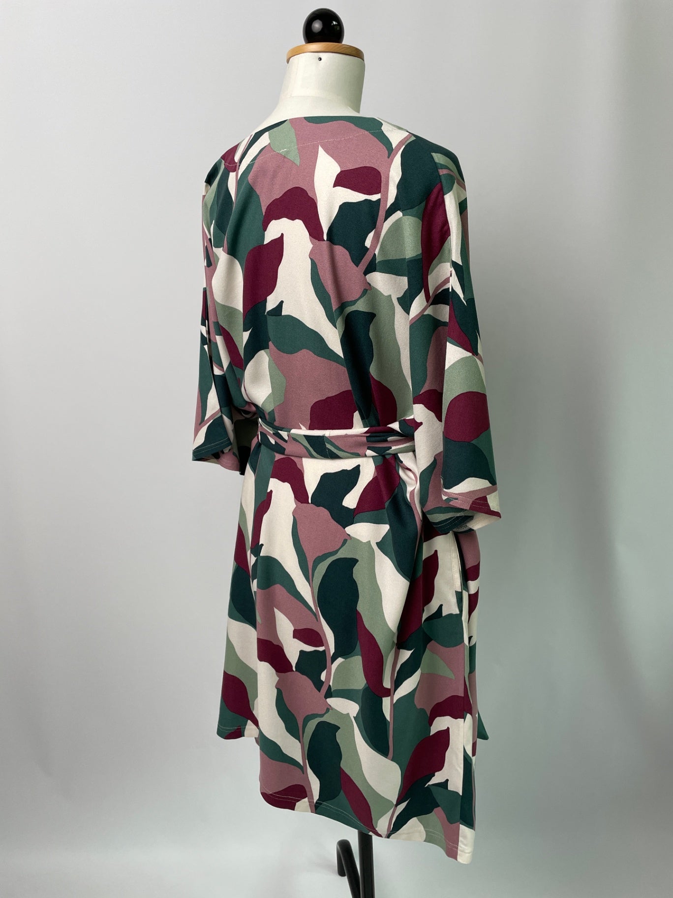 Kumi | Kurzärmliges Kimonokleid | EcoVeroCrepe Blütenzauber | Größe: 5XL | mit Taschen | Francis-Ausschnitt | Second Love