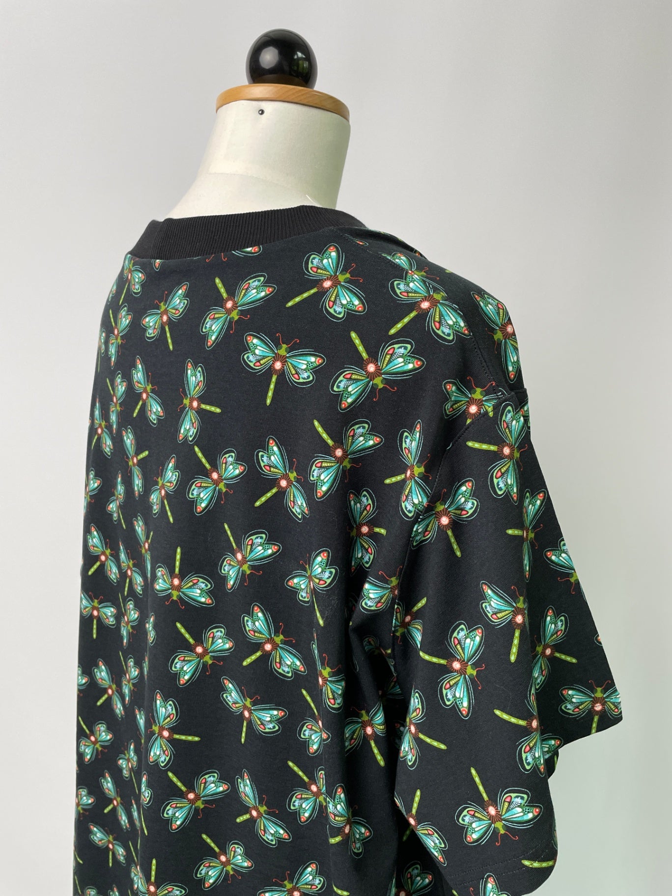 Tilda | Kurzärmliges T-Shirtkleid mit Seitenschlitzen | Kurzarm | Muster: Libellen (Jersey) | Größe: 6XL +15 cm | Second Love