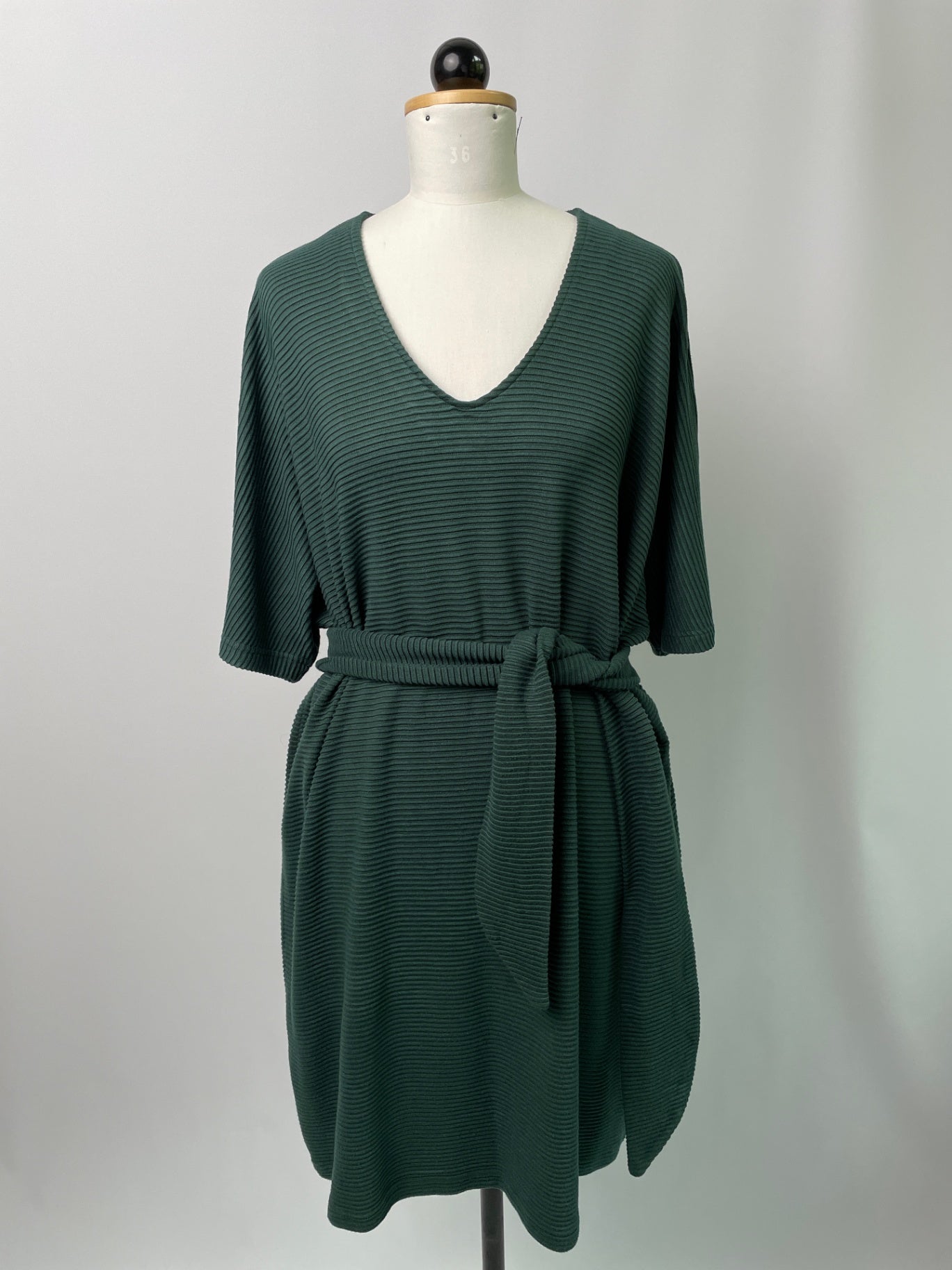 Kumi | Kurzärmliges Kimonokleid mit V-Ausschnitt | EcoVeroRipp grün | Größe M | Second Love