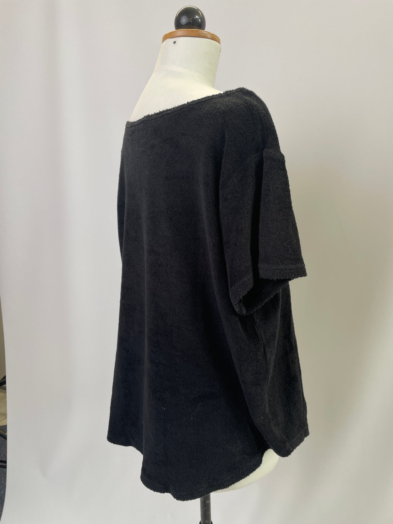 Gerhart | Kurzärmliges Shirt mit Rundung | Frottee schwarz | Größe M | Second Love