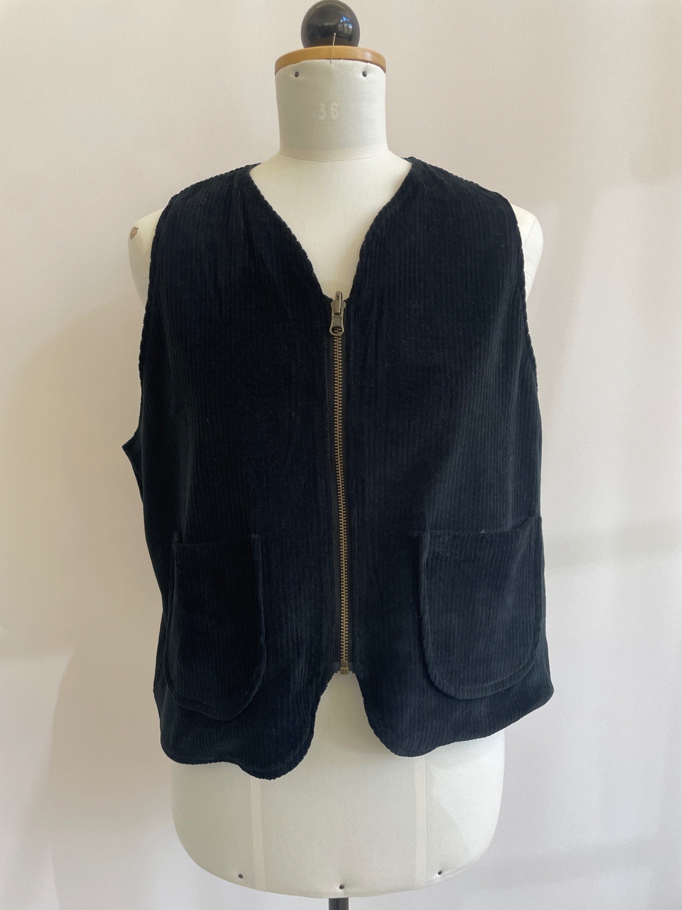 Waltraut | Gefütterte Weste mit Wendereißverschluss | Velvetcord schwarz/Motten | Größe L/XL | Second Love