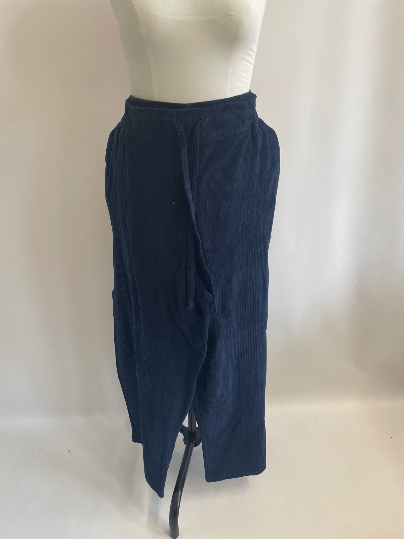 Hose Holly | Hose mit Bindeband und weitem Bein | Velvetcord  dunkelblau | Größe 4XL | Second Love