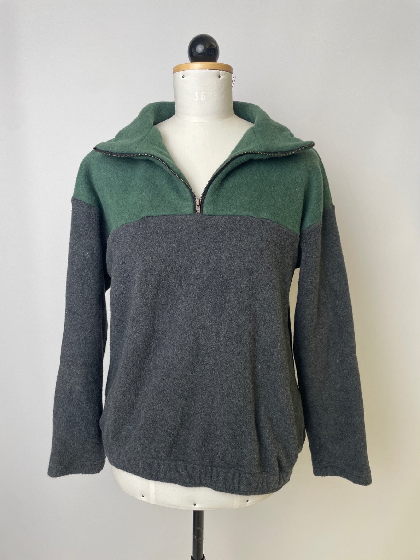 Paul | Zipp-Pullover Fleece waldgrün/dunkelgrau | Größe M | Second Love