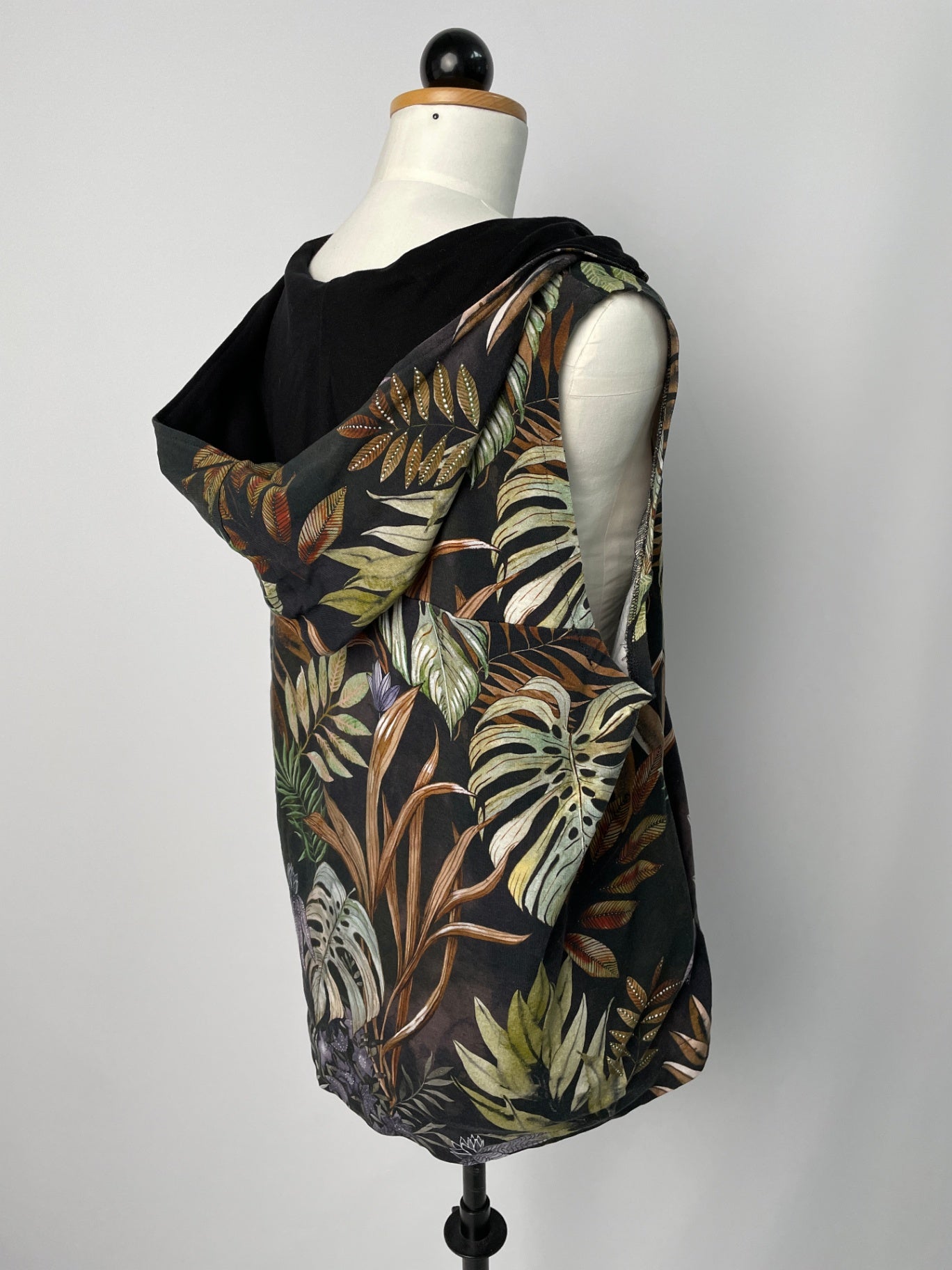 Wilhelm | Lockere Weste mit Zipper | Mit Kapuze | Muster elastisch Plantlover, Kapuze innen Tencelsweat schwarz | Größe S ohne Gummibund | Second Love