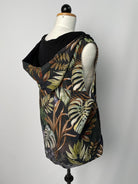 Wilhelm | Lockere Weste mit Zipper | Mit Kapuze | Muster elastisch Plantlover, Kapuze innen Tencelsweat schwarz | Größe S ohne Gummibund | Second Love