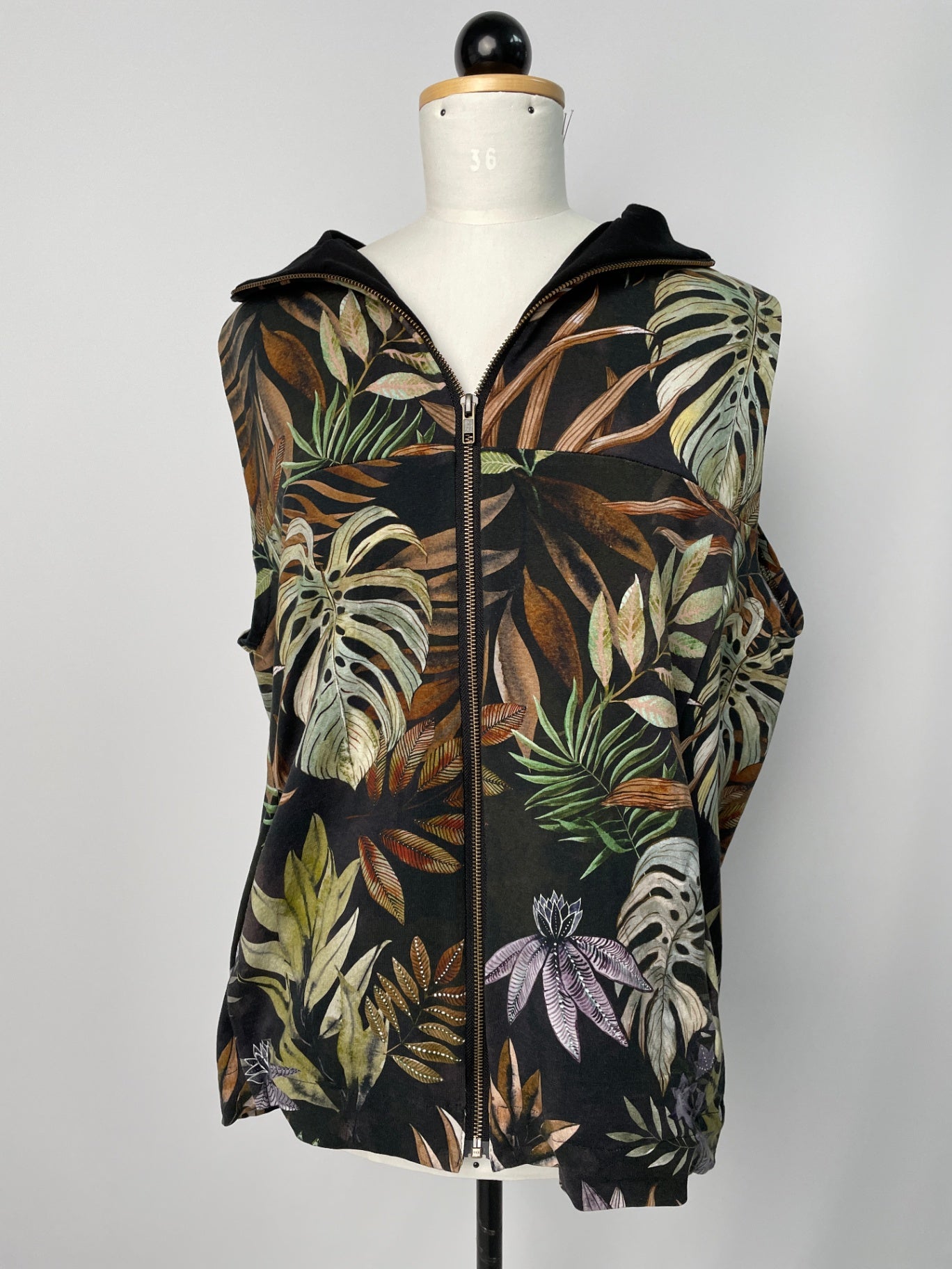 Wilhelm | Lockere Weste mit Zipper | Mit Kapuze | Muster elastisch Plantlover, Kapuze innen Tencelsweat schwarz | Größe S ohne Gummibund | Second Love