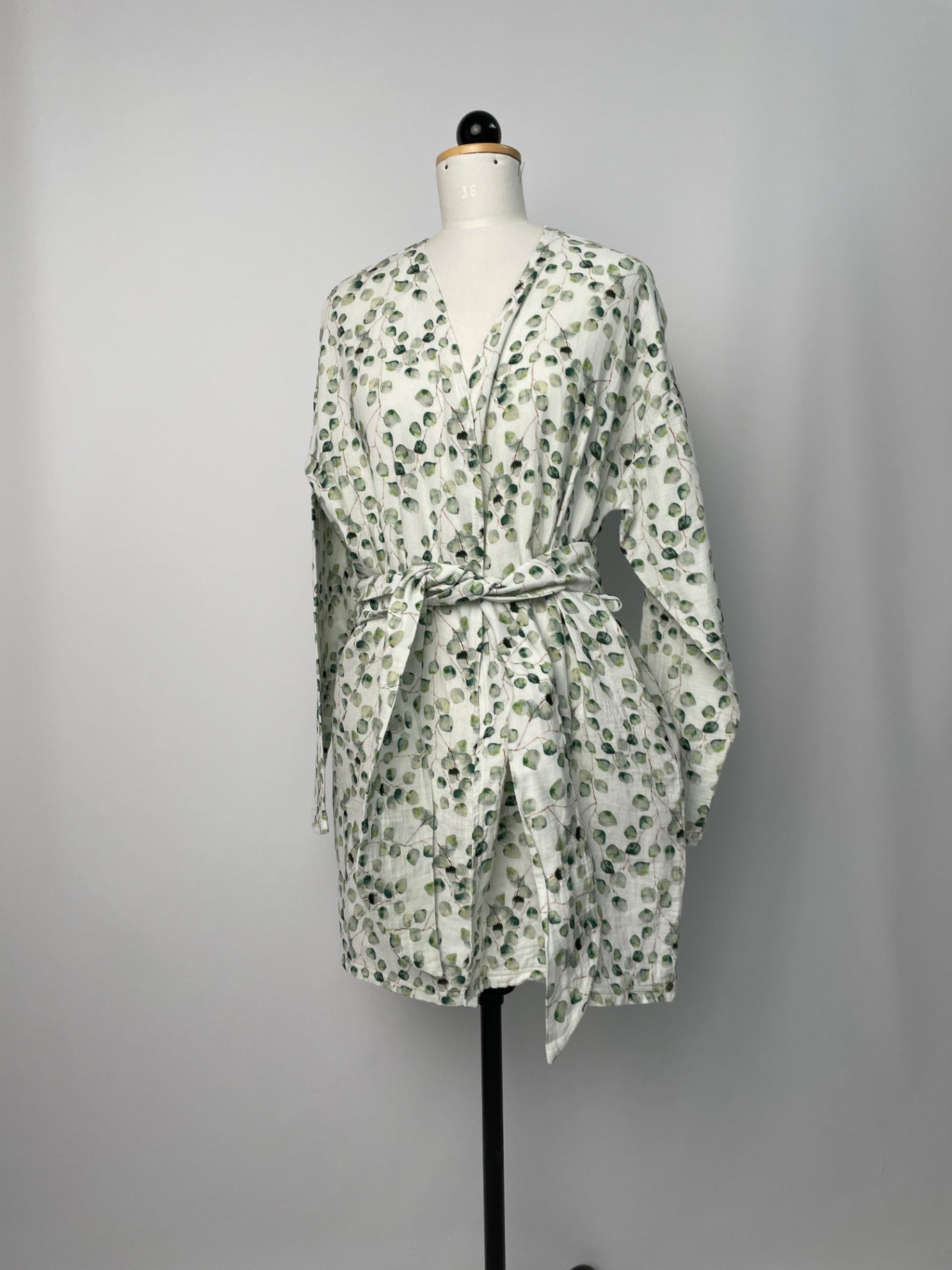 Cora | Cardigan mit Gürtel | Musselin Eukalyptus Print | Größe M +10cm und Ärmel +5cm | Second Love