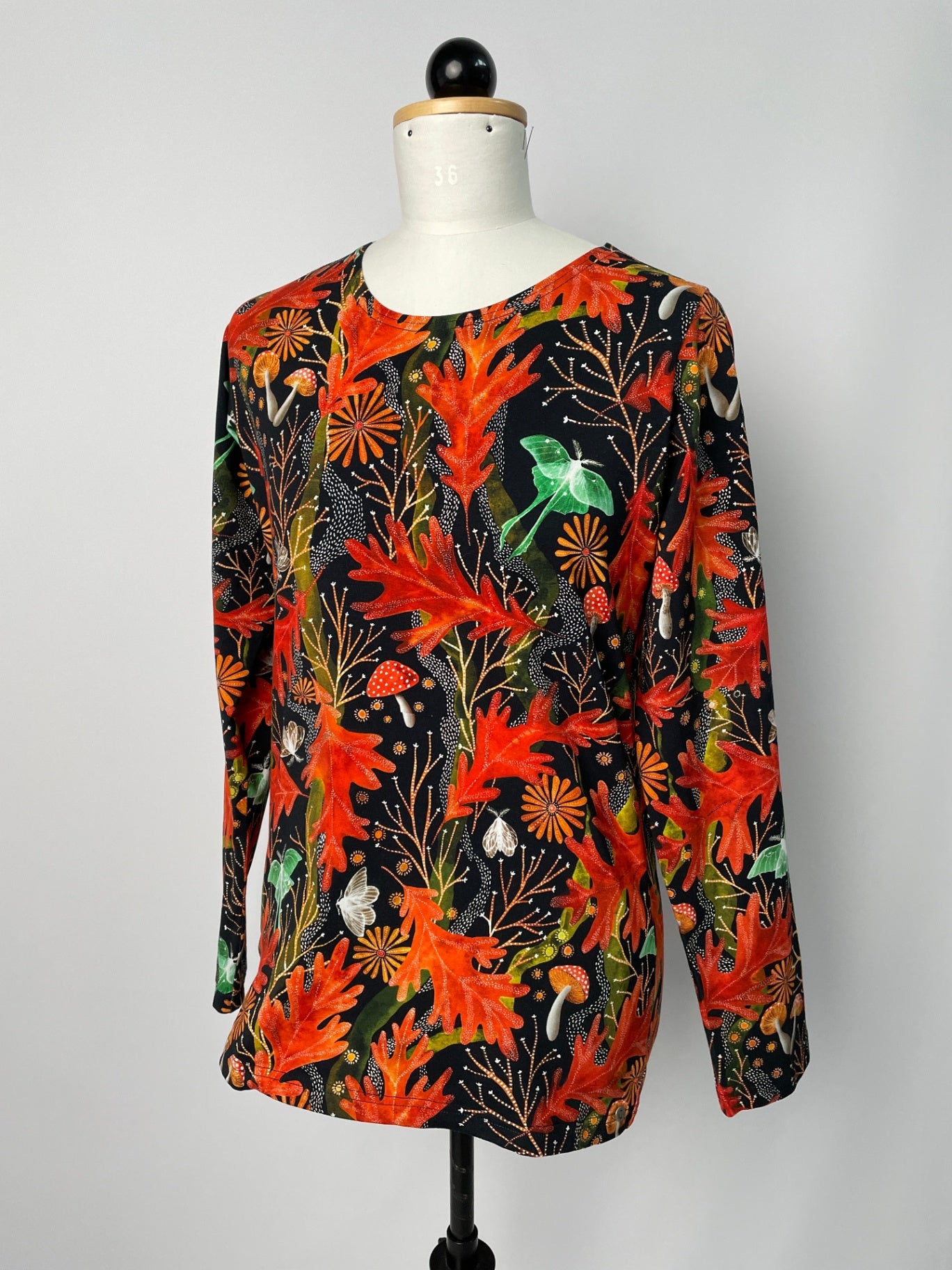 Bina | Enganliegendes Basicshirt | Muster elastisch Herbstblätter (Jersey) | Größe M Ärmel +4cm | Second Love