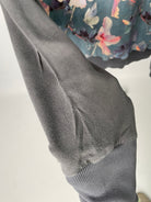 Sophie | Colorblocking-Sweater | Muster elastisch 'Hibiskus'/Tencelsweat grau | Größe XS | Second Love