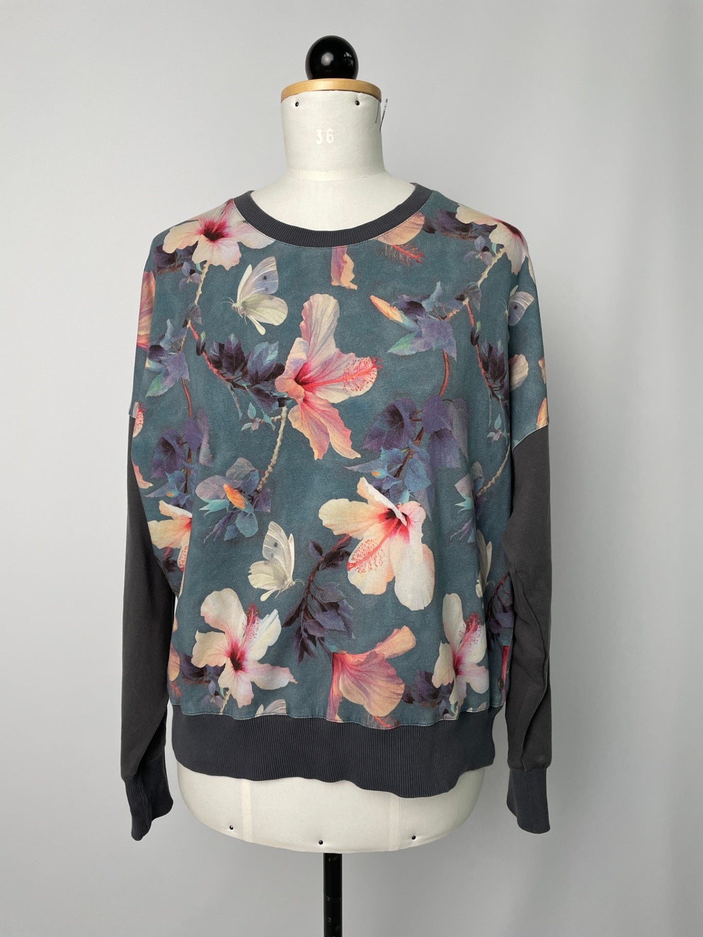 Sophie | Colorblocking-Sweater | Muster elastisch 'Hibiskus'/Tencelsweat grau | Größe XS | Second Love