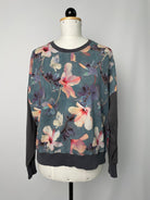 Sophie | Colorblocking-Sweater | Muster elastisch 'Hibiskus'/Tencelsweat grau | Größe XS | Second Love